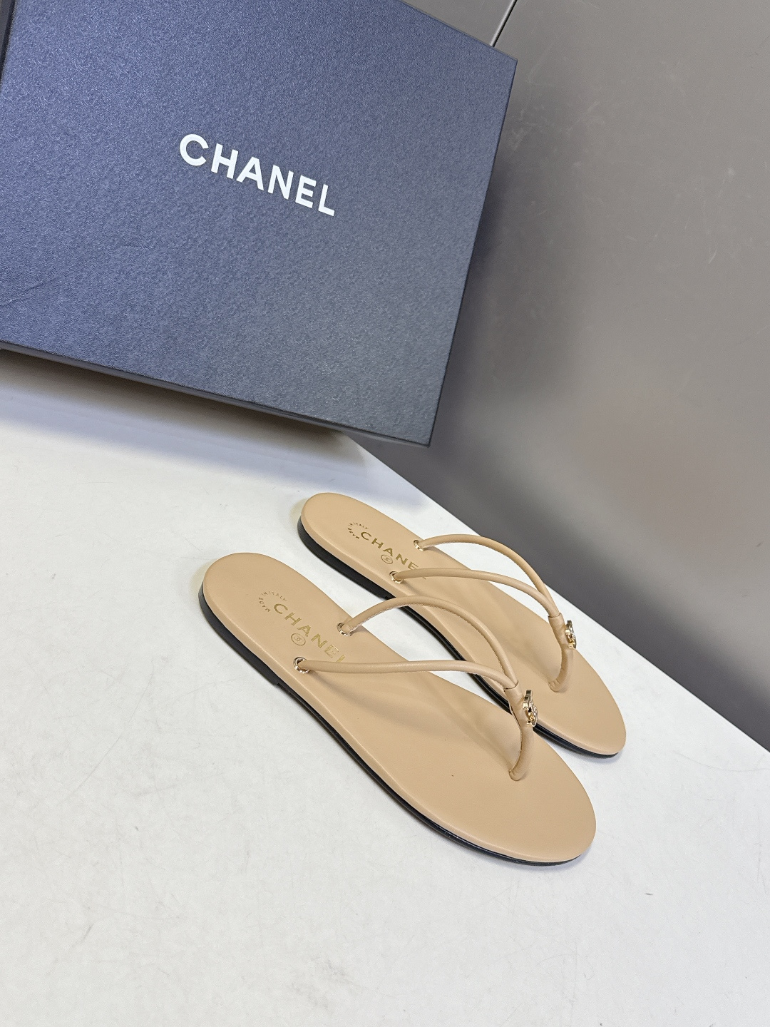 CHANEL香奈儿26s春夏最新款双C人字拖 超多明星时尚博主种草 融合了香奈儿的法式优雅与人字拖的休闲