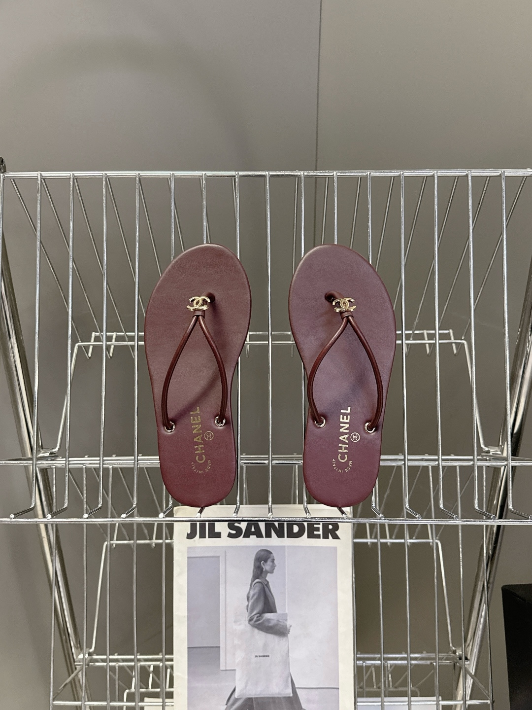 CHANEL香奈儿26s春夏最新款双C人字拖 超多明星时尚博主种草 融合了香奈儿的法式优雅与人字拖的休闲