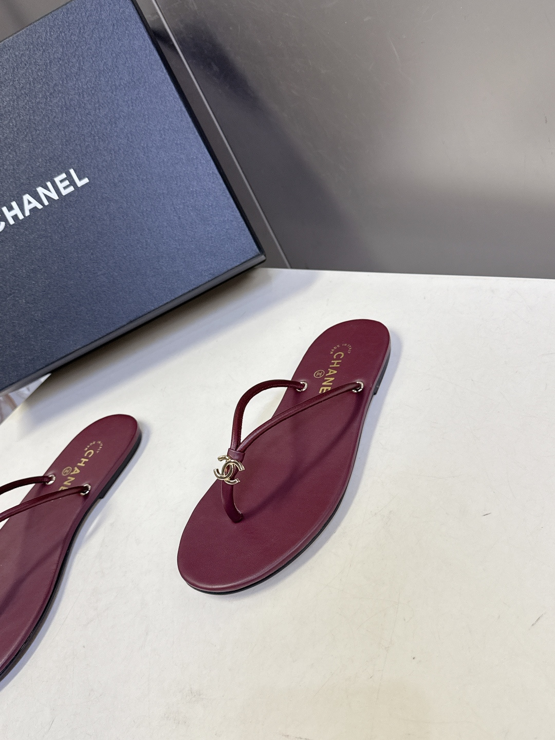 CHANEL香奈儿26s春夏最新款双C人字拖 超多明星时尚博主种草 融合了香奈儿的法式优雅与人字拖的休闲