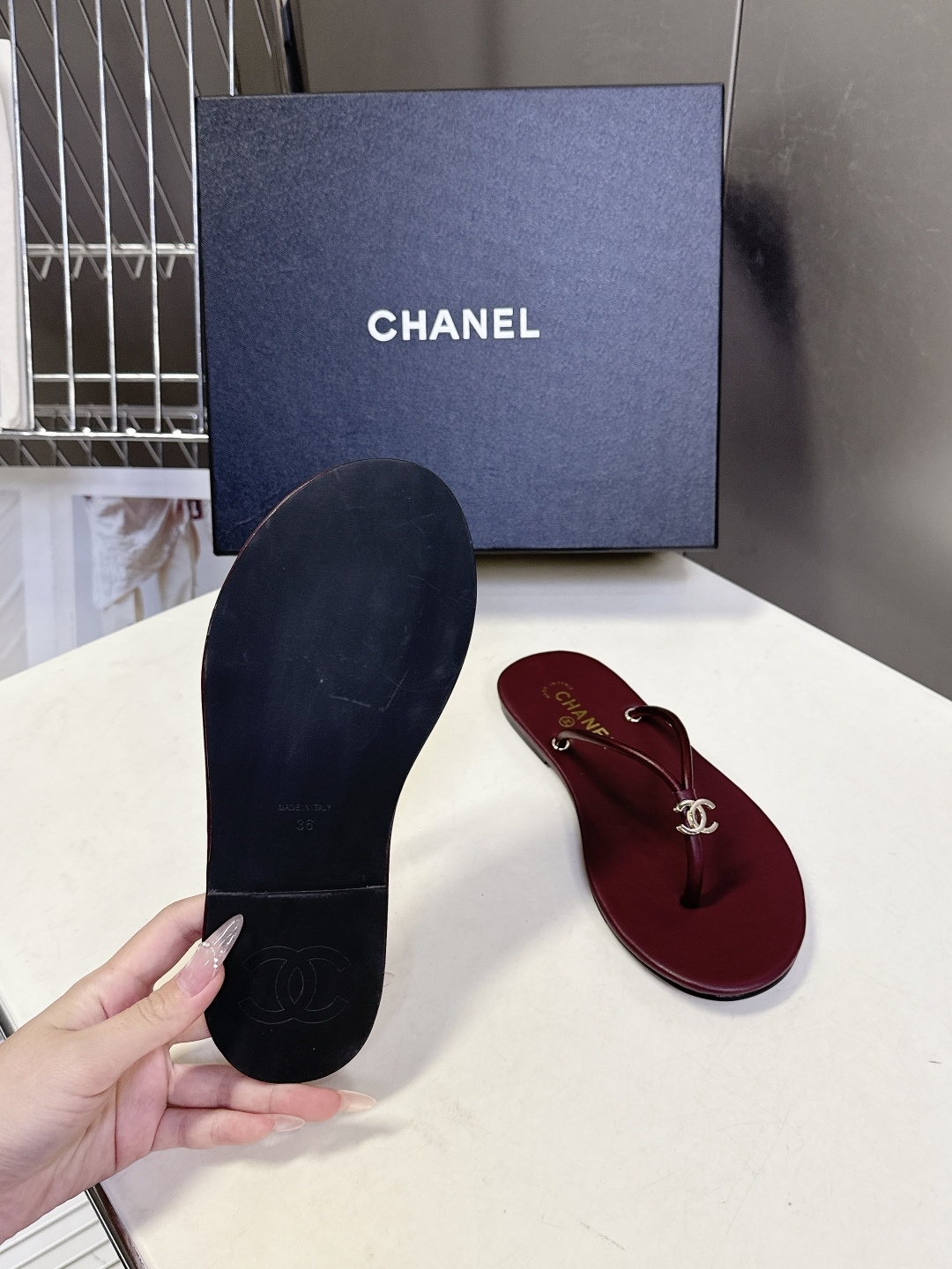 CHANEL香奈儿26s春夏最新款双C人字拖 超多明星时尚博主种草 融合了香奈儿的法式优雅与人字拖的休闲