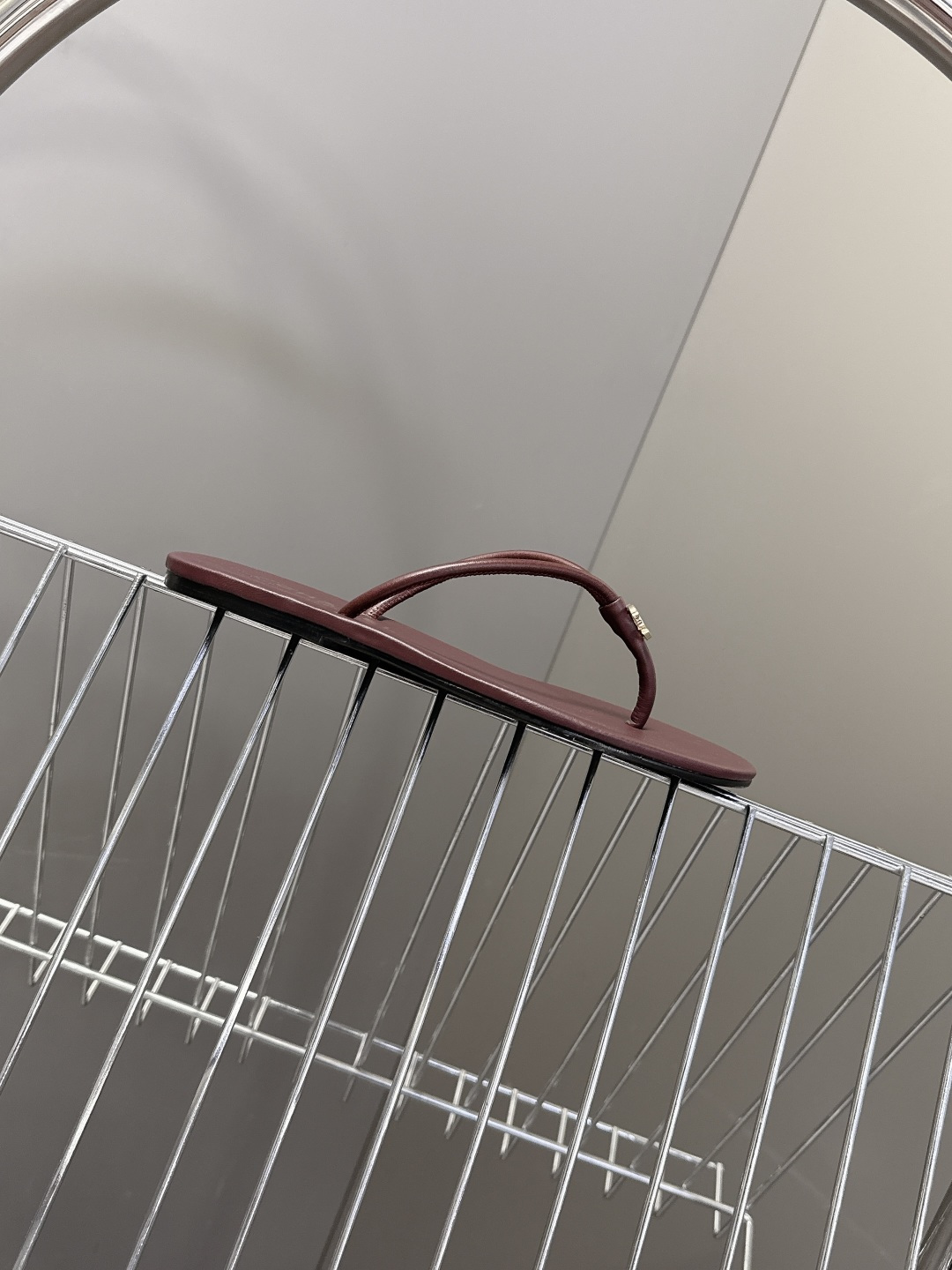 CHANEL香奈儿26s春夏最新款双C人字拖 超多明星时尚博主种草 融合了香奈儿的法式优雅与人字拖的休闲