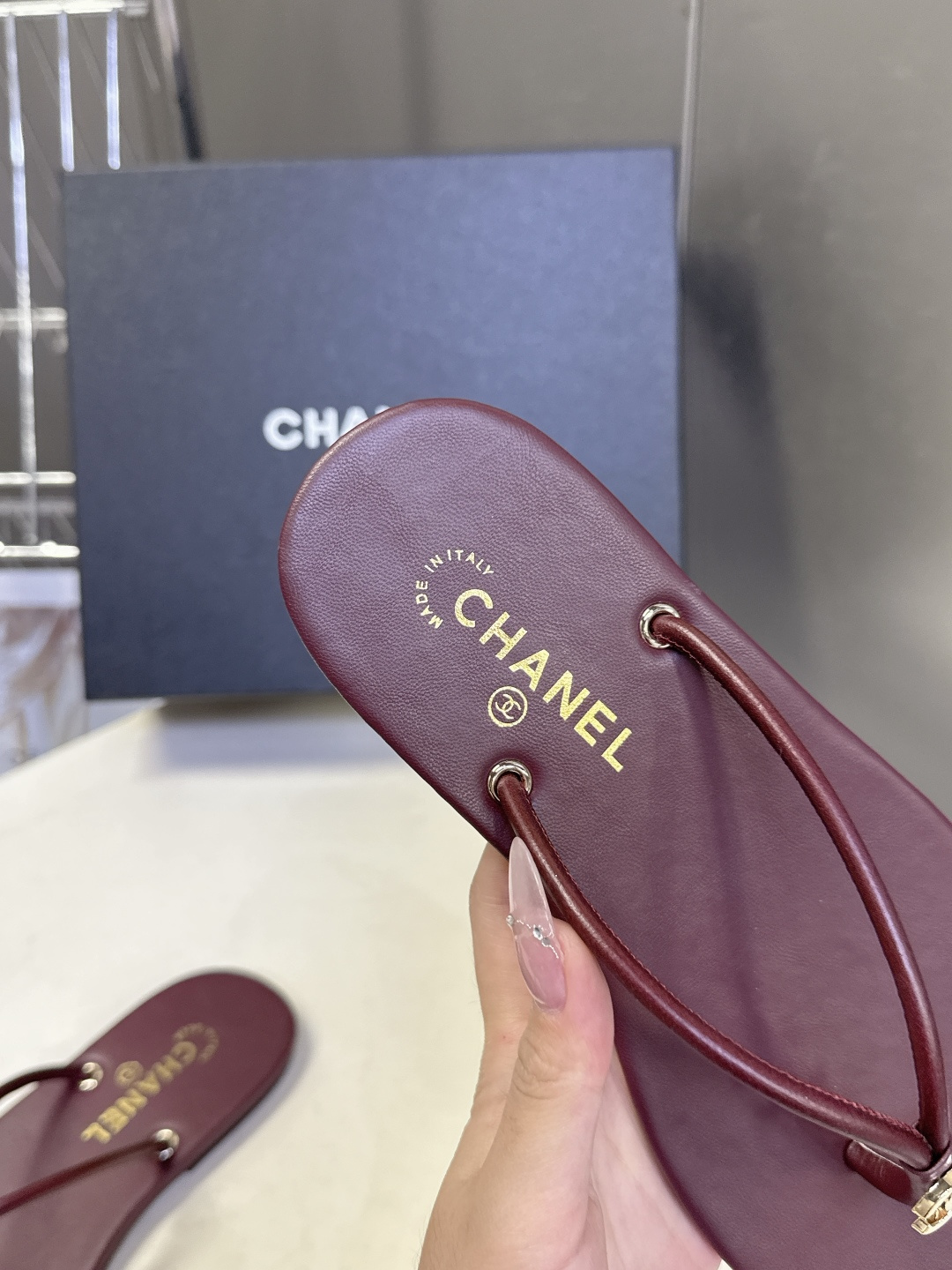 CHANEL香奈儿26s春夏最新款双C人字拖 超多明星时尚博主种草 融合了香奈儿的法式优雅与人字拖的休闲