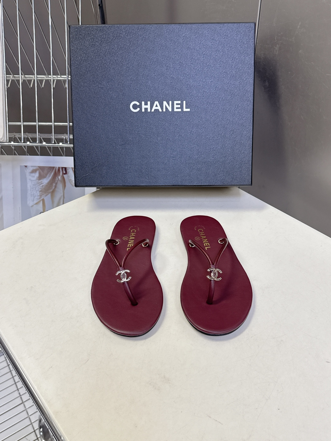 CHANEL香奈儿26s春夏最新款双C人字拖 超多明星时尚博主种草 融合了香奈儿的法式优雅与人字拖的休闲