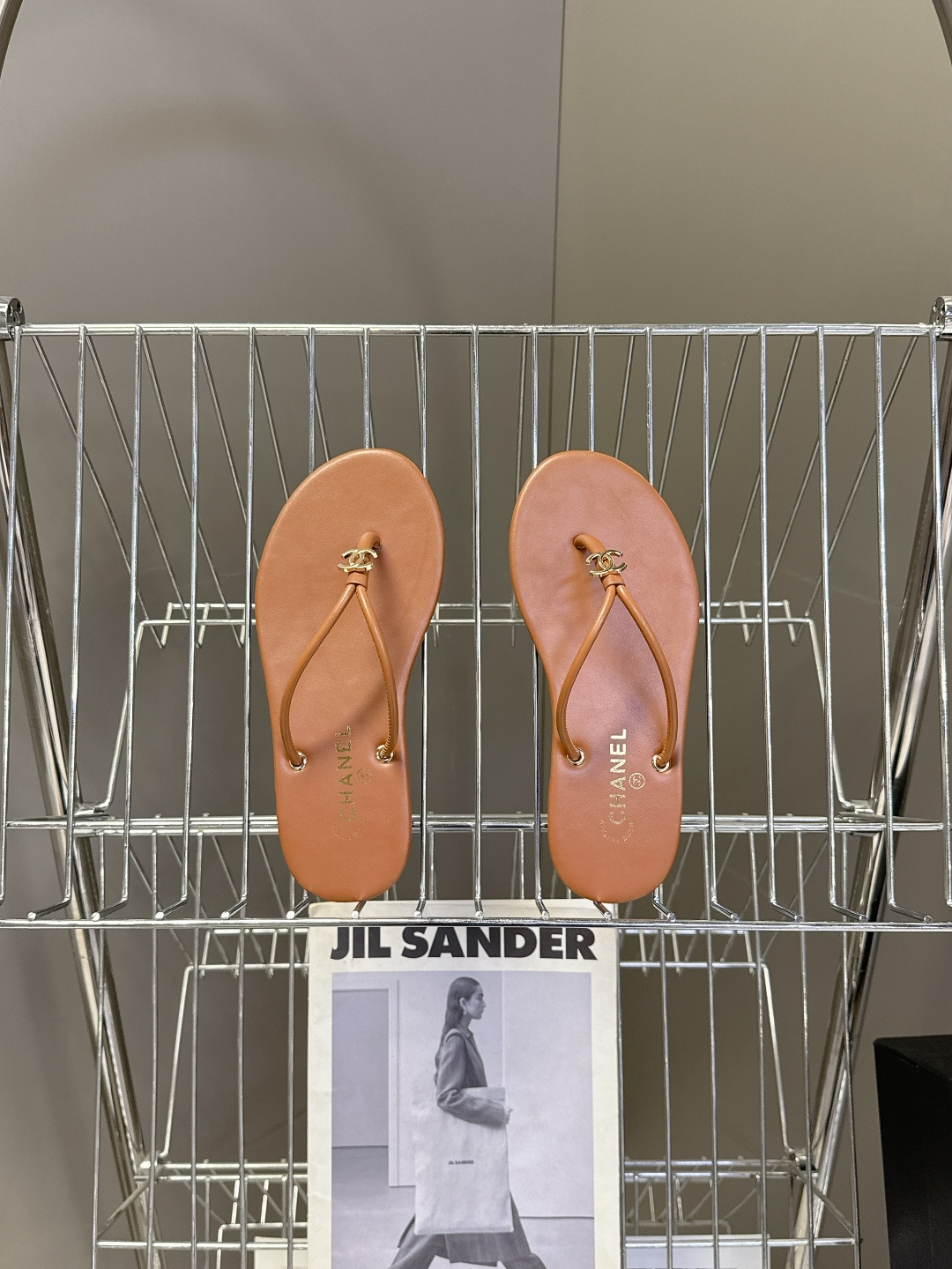 CHANEL香奈儿26s春夏最新款双C人字拖 超多明星时尚博主种草 融合了香奈儿的法式优雅与人字拖的休闲