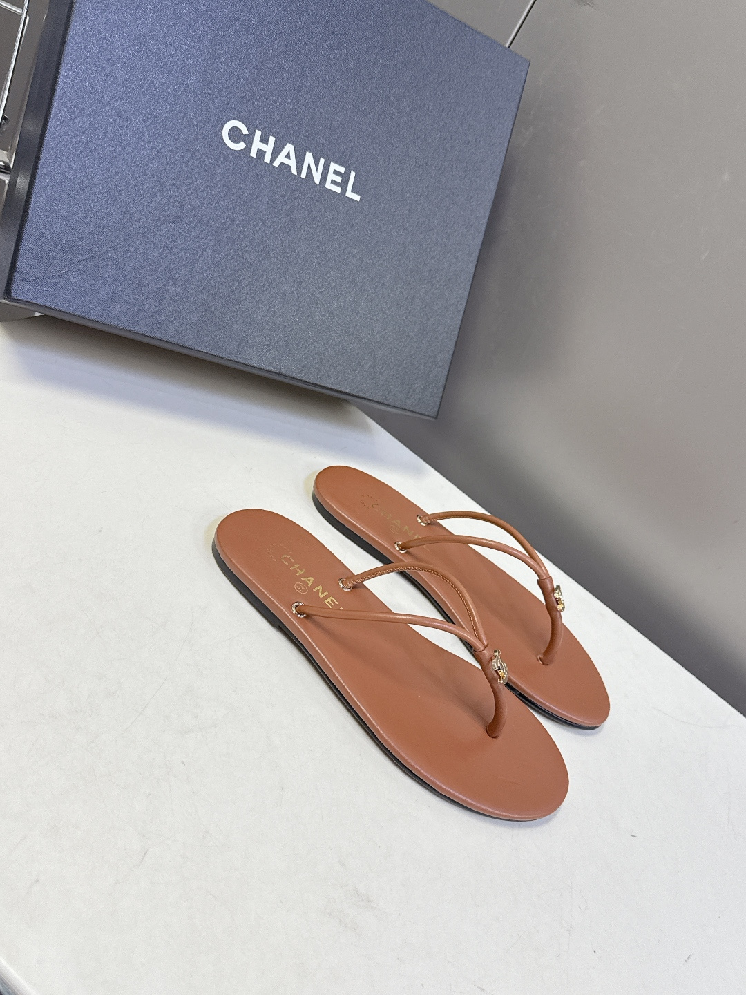 CHANEL香奈儿26s春夏最新款双C人字拖 超多明星时尚博主种草 融合了香奈儿的法式优雅与人字拖的休闲