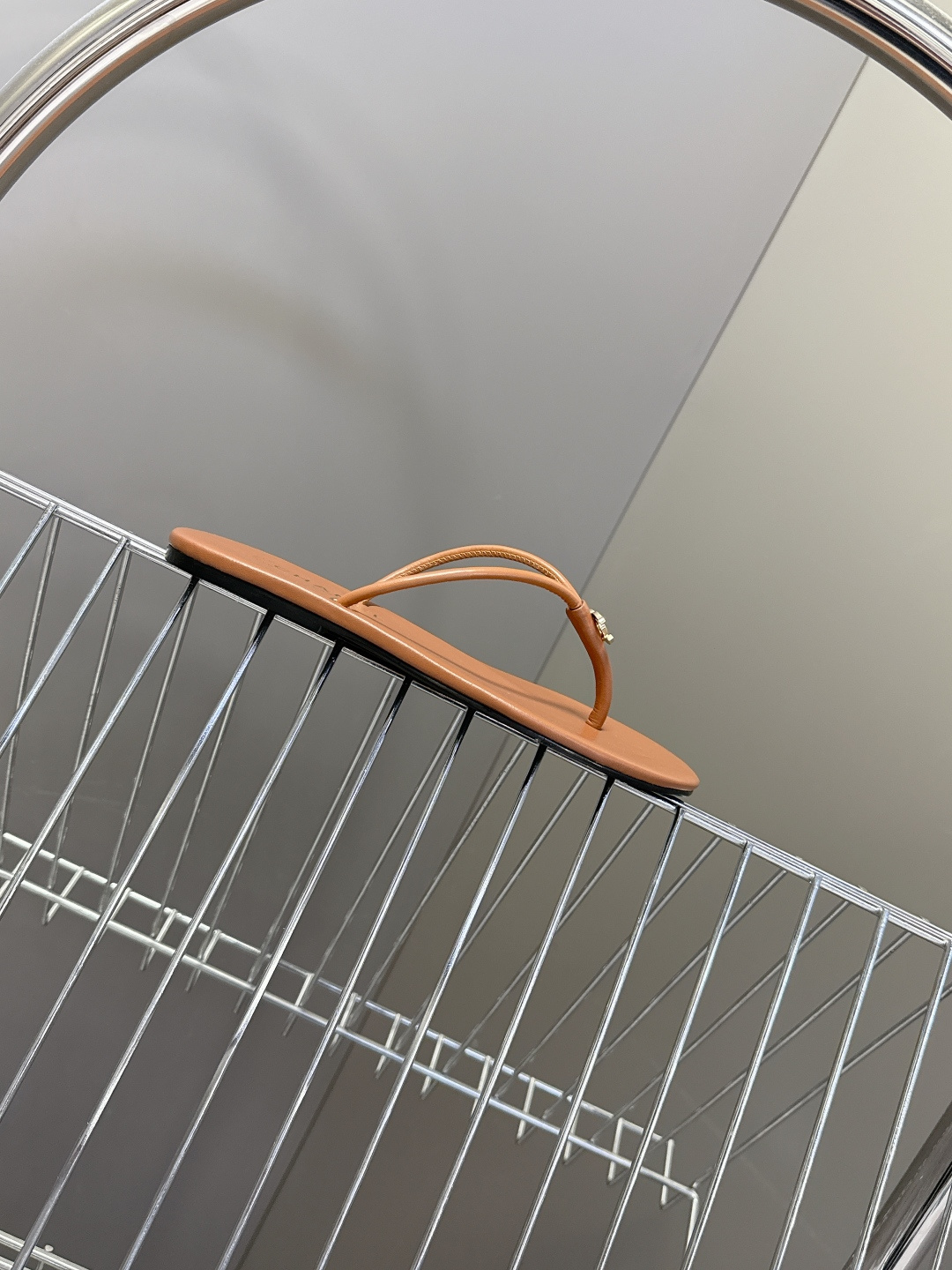 CHANEL香奈儿26s春夏最新款双C人字拖 超多明星时尚博主种草 融合了香奈儿的法式优雅与人字拖的休闲