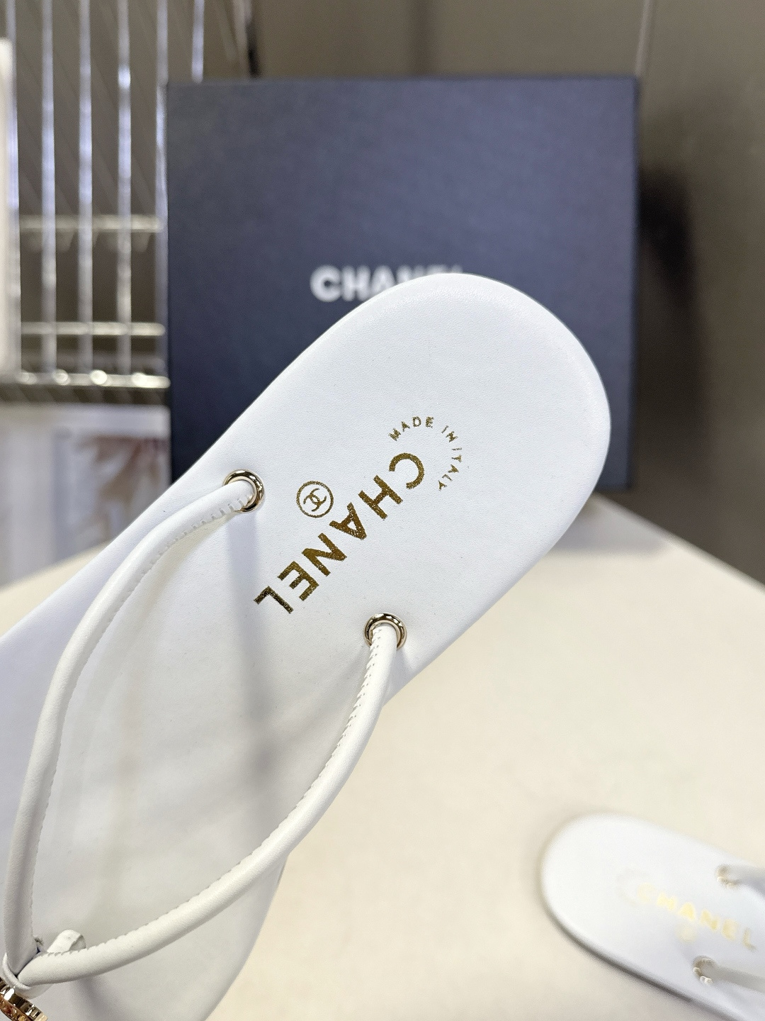 CHANEL香奈儿26s春夏最新款双C人字拖 超多明星时尚博主种草 融合了香奈儿的法式优雅与人字拖的休闲