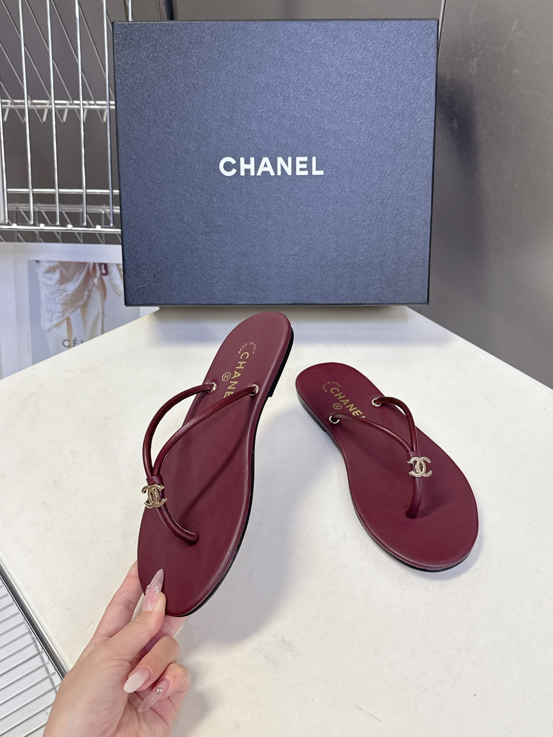 CHANEL香奈儿26s春夏最新款双C人字拖 超多明星时尚博主种草 融合了香奈儿的法式优雅与人字拖的休闲