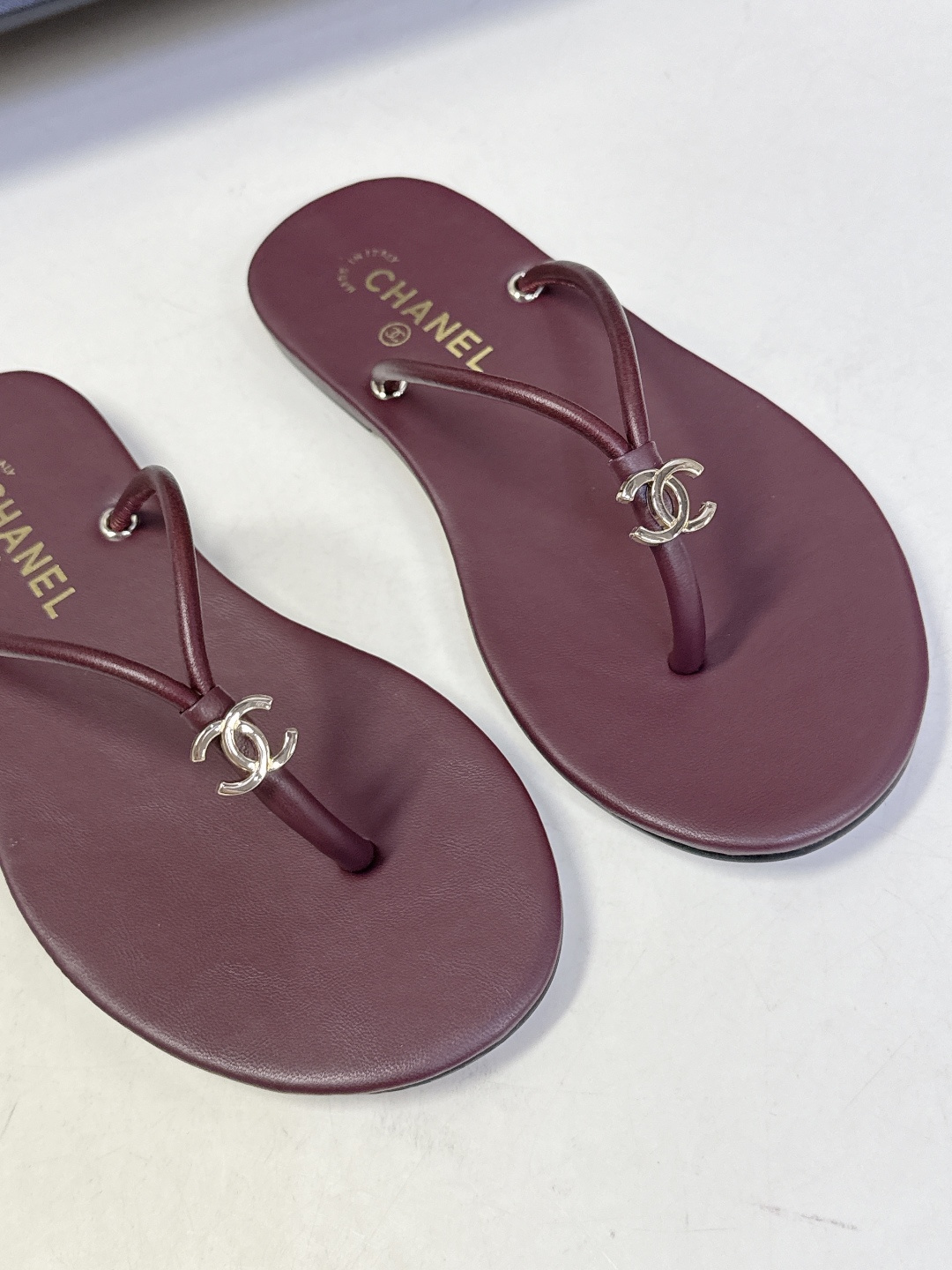 CHANEL香奈儿26s春夏最新款双C人字拖 超多明星时尚博主种草 融合了香奈儿的法式优雅与人字拖的休闲