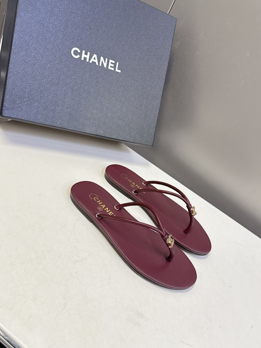 CHANEL香奈儿26s春夏最新款双C人字拖 超多明星时尚博主种草 融合了香奈儿的法式优雅与人字拖的休闲