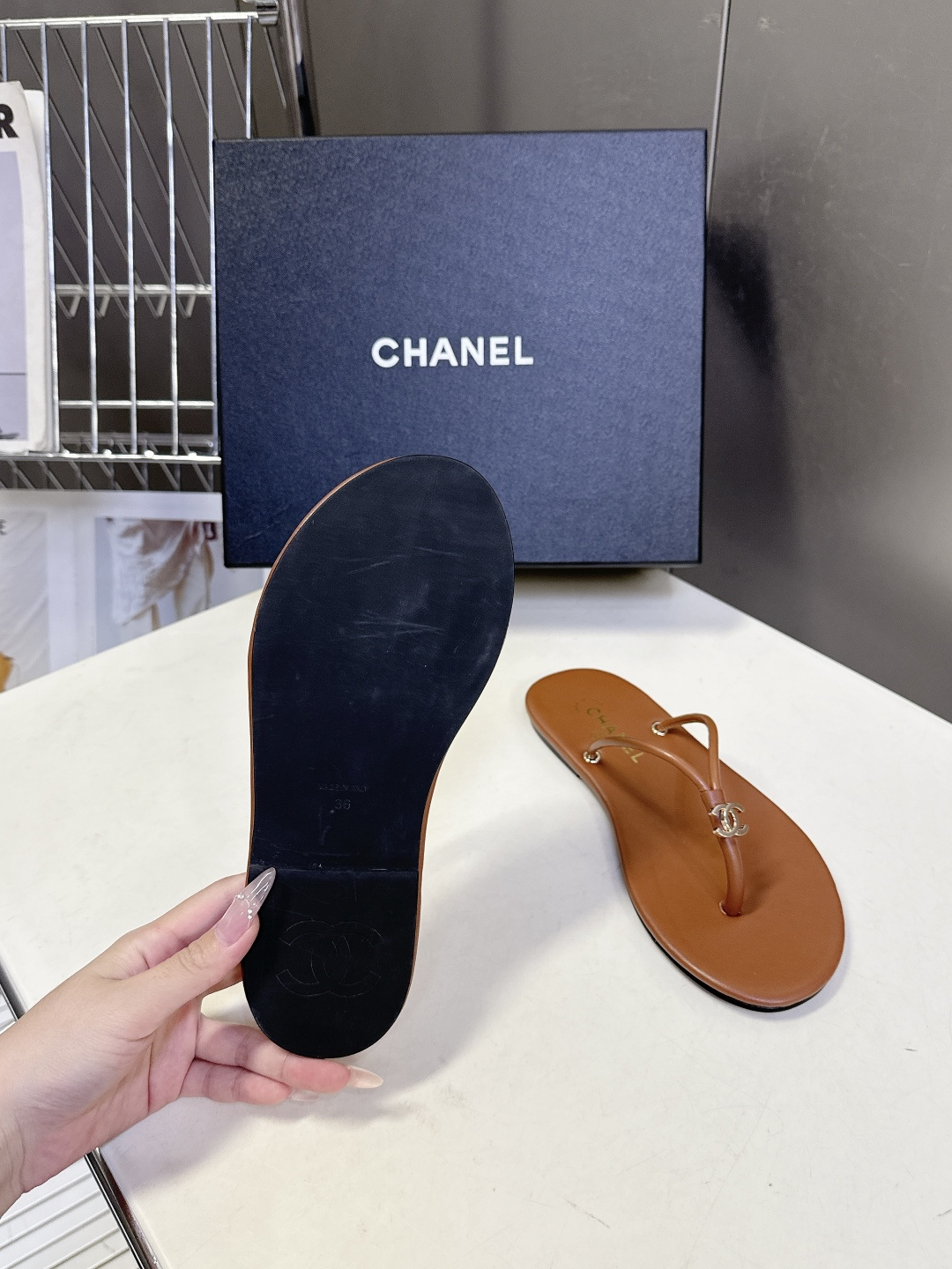 CHANEL香奈儿26s春夏最新款双C人字拖 超多明星时尚博主种草 融合了香奈儿的法式优雅与人字拖的休闲