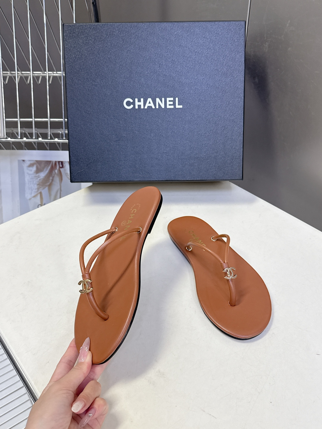 CHANEL香奈儿26s春夏最新款双C人字拖 超多明星时尚博主种草 融合了香奈儿的法式优雅与人字拖的休闲