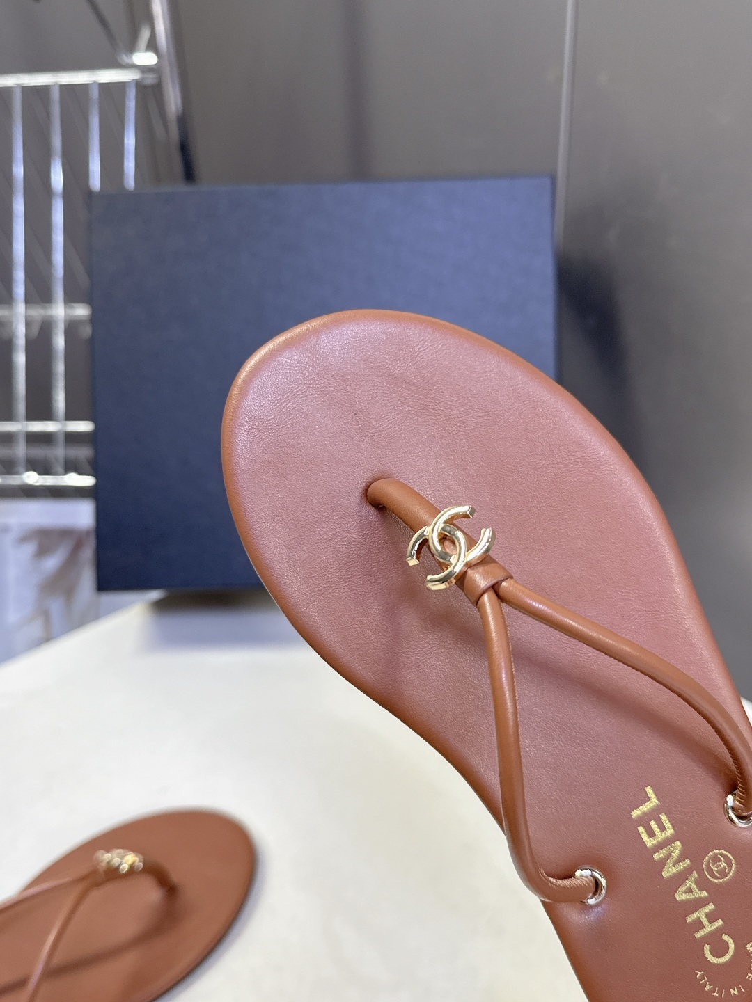 CHANEL香奈儿26s春夏最新款双C人字拖 超多明星时尚博主种草 融合了香奈儿的法式优雅与人字拖的休闲