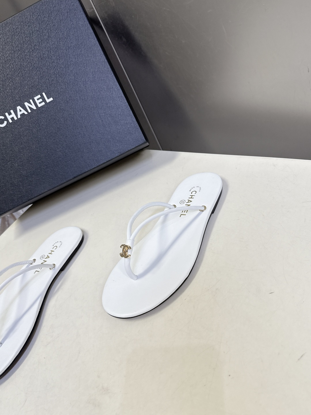 CHANEL香奈儿26s春夏最新款双C人字拖 超多明星时尚博主种草 融合了香奈儿的法式优雅与人字拖的休闲