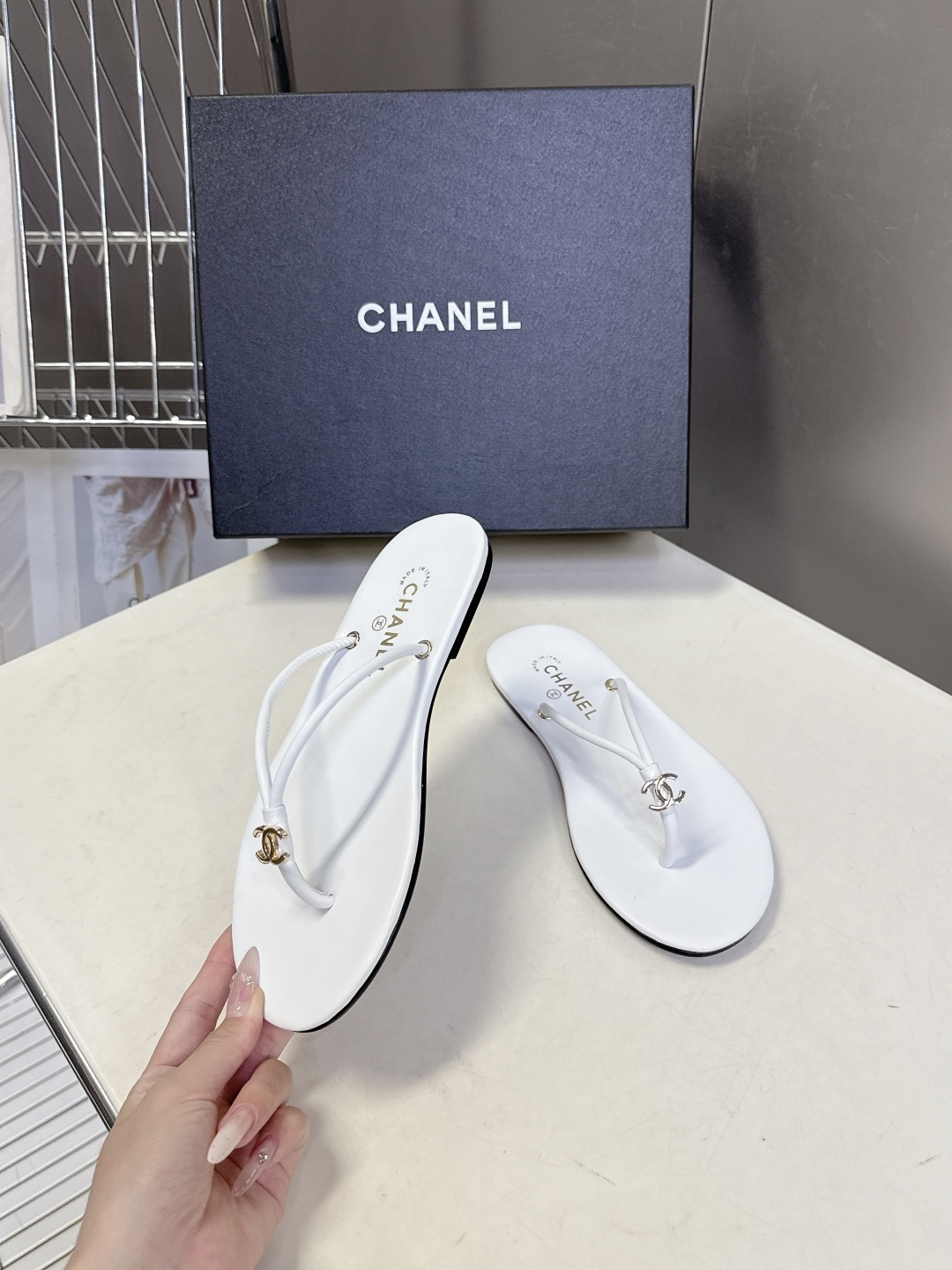 CHANEL香奈儿26s春夏最新款双C人字拖 超多明星时尚博主种草 融合了香奈儿的法式优雅与人字拖的休闲