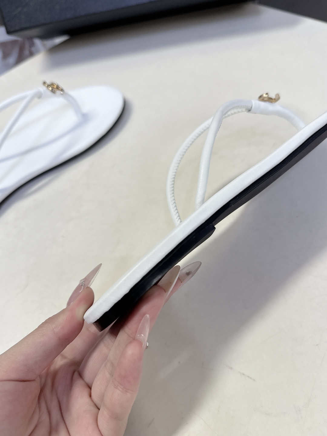 CHANEL香奈儿26s春夏最新款双C人字拖 超多明星时尚博主种草 融合了香奈儿的法式优雅与人字拖的休闲