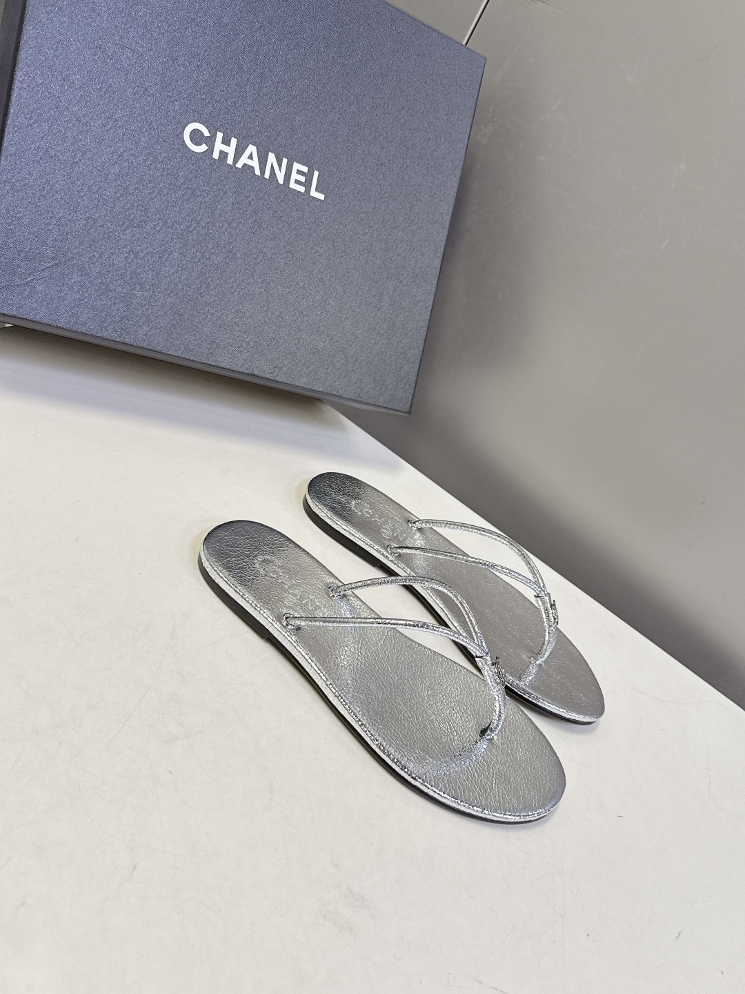 CHANEL香奈儿26s春夏最新款双C人字拖 超多明星时尚博主种草 融合了香奈儿的法式优雅与人字拖的休闲