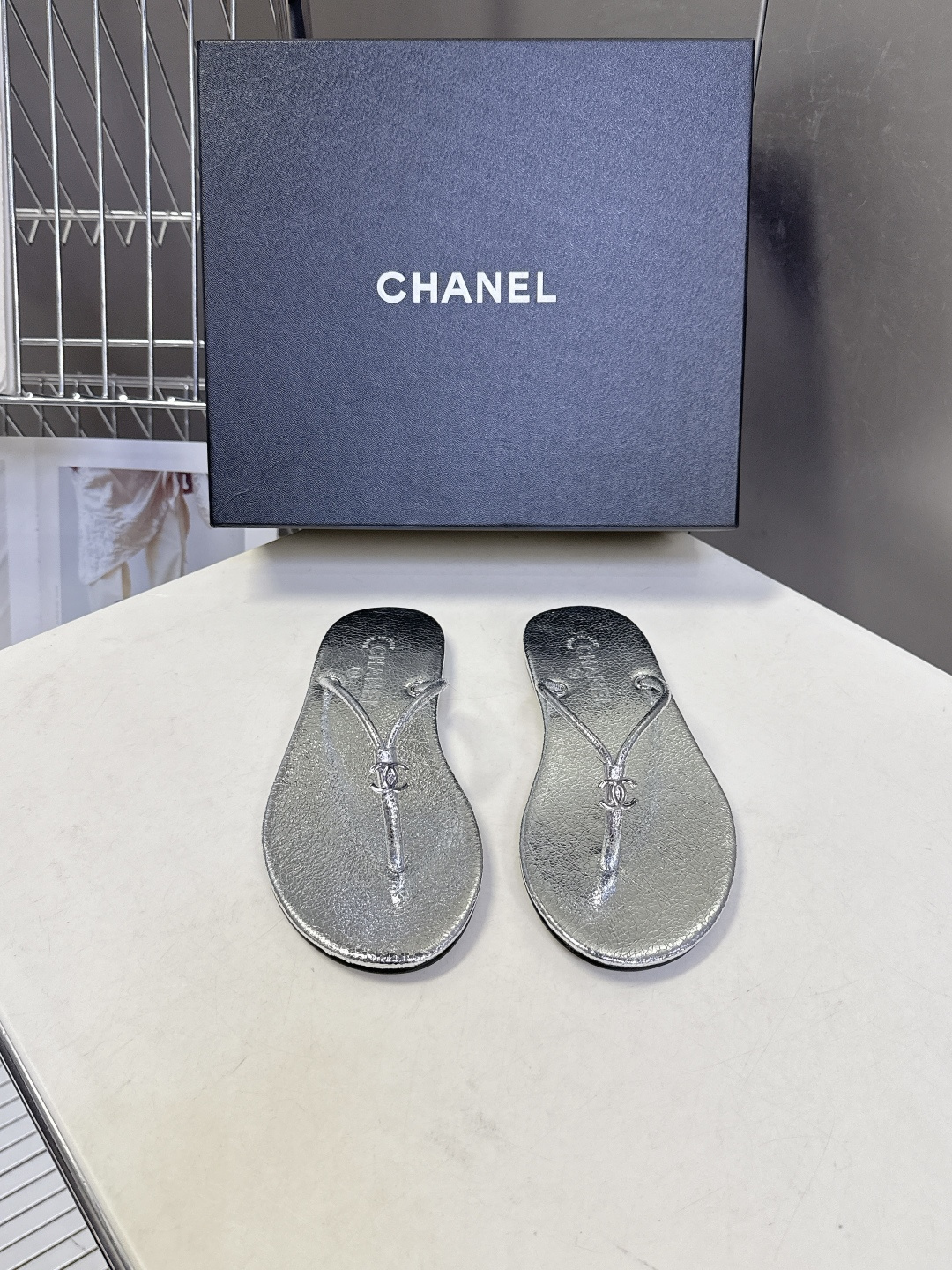 CHANEL香奈儿26s春夏最新款双C人字拖 超多明星时尚博主种草 融合了香奈儿的法式优雅与人字拖的休闲