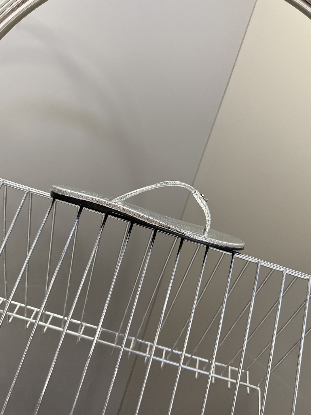 CHANEL香奈儿26s春夏最新款双C人字拖 超多明星时尚博主种草 融合了香奈儿的法式优雅与人字拖的休闲