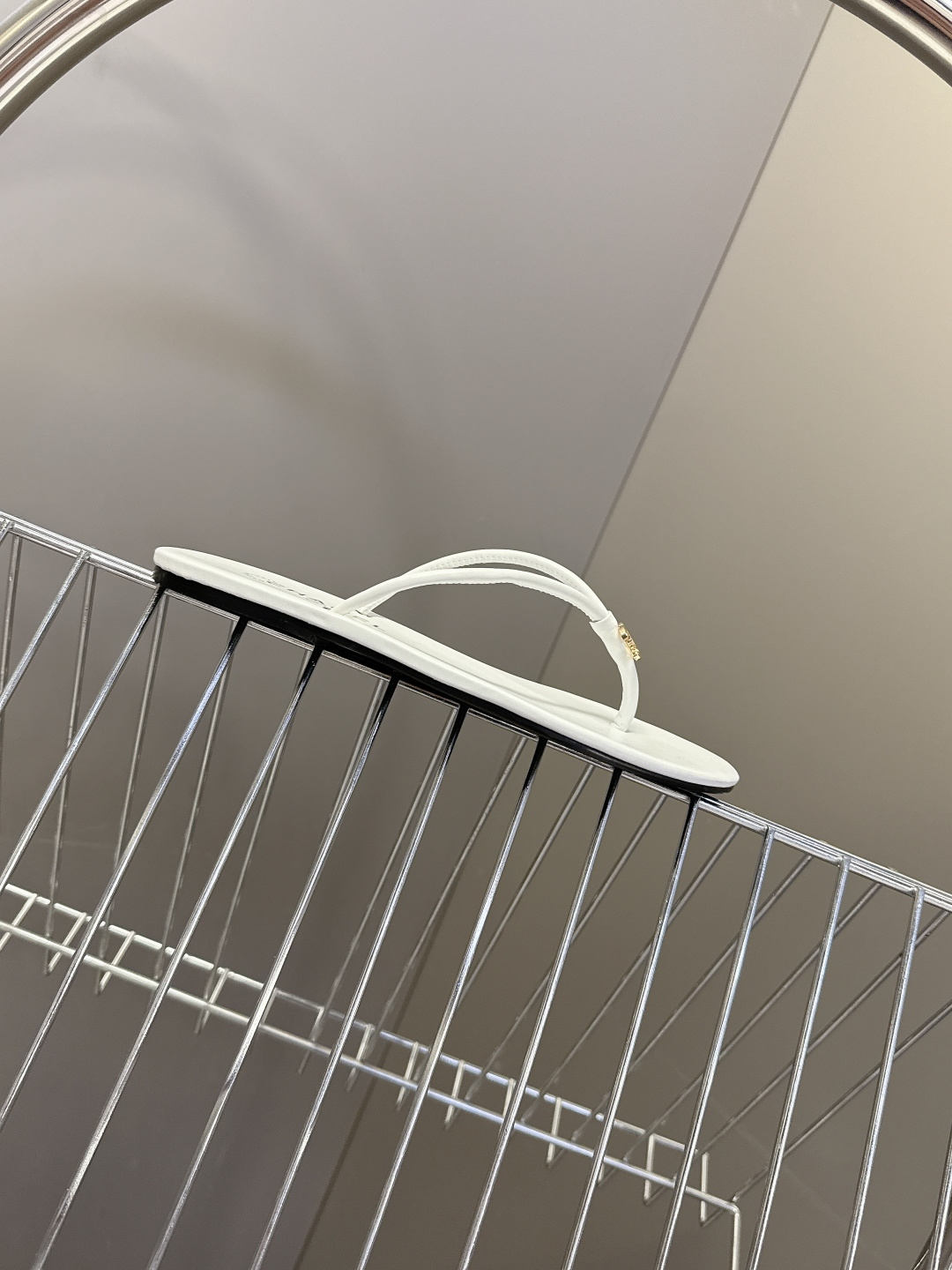 CHANEL香奈儿26s春夏最新款双C人字拖 超多明星时尚博主种草 融合了香奈儿的法式优雅与人字拖的休闲