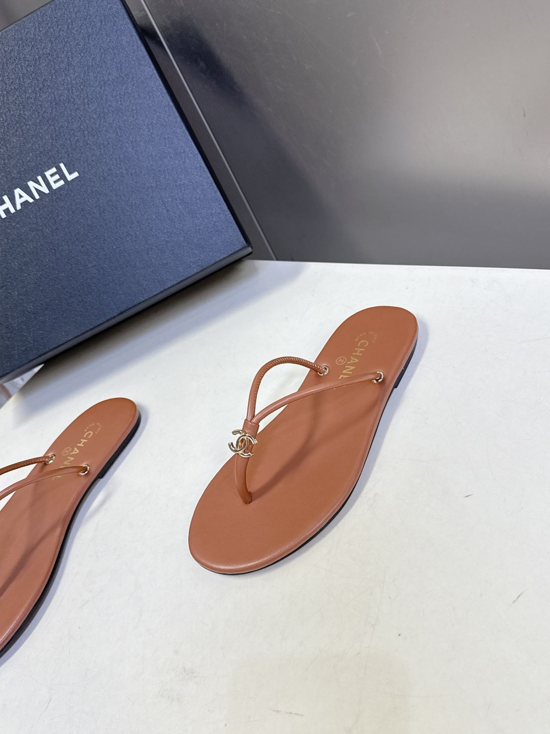 CHANEL香奈儿26s春夏最新款双C人字拖 超多明星时尚博主种草 融合了香奈儿的法式优雅与人字拖的休闲