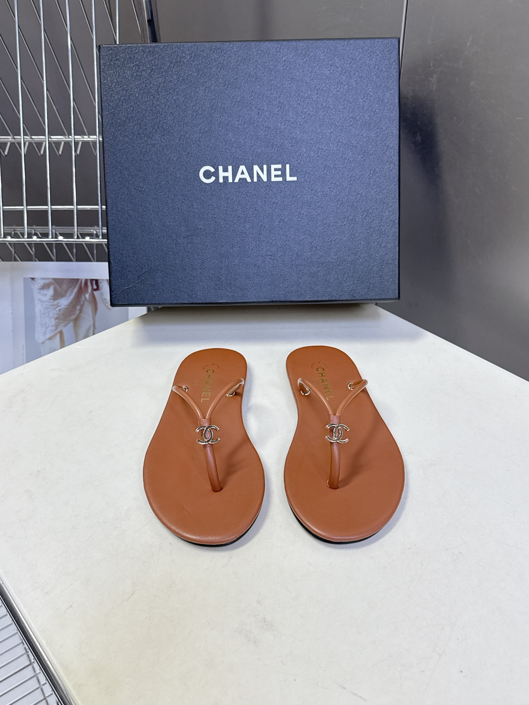 CHANEL香奈儿26s春夏最新款双C人字拖 超多明星时尚博主种草 融合了香奈儿的法式优雅与人字拖的休闲