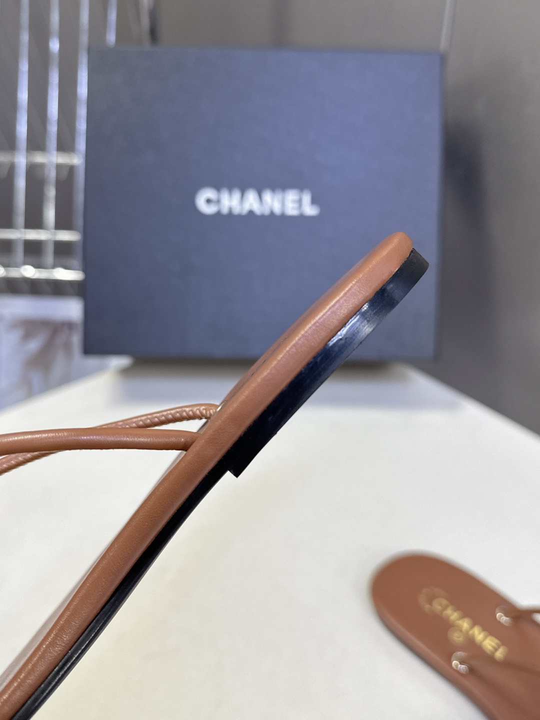 CHANEL香奈儿26s春夏最新款双C人字拖 超多明星时尚博主种草 融合了香奈儿的法式优雅与人字拖的休闲