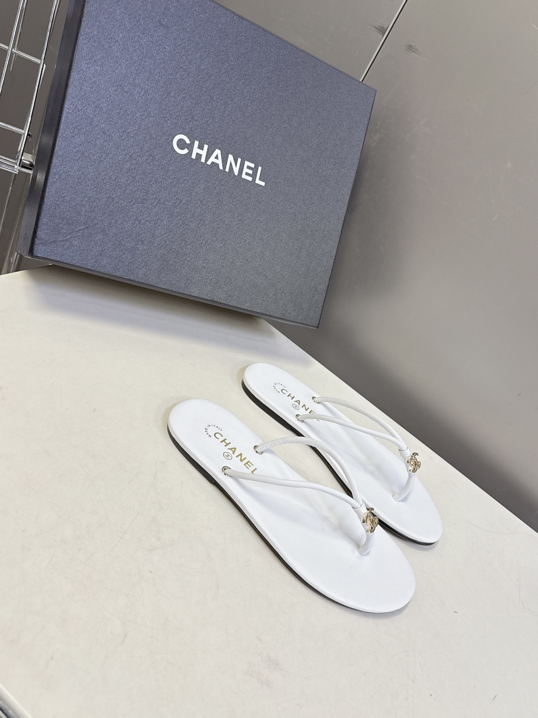 CHANEL香奈儿26s春夏最新款双C人字拖 超多明星时尚博主种草 融合了香奈儿的法式优雅与人字拖的休闲