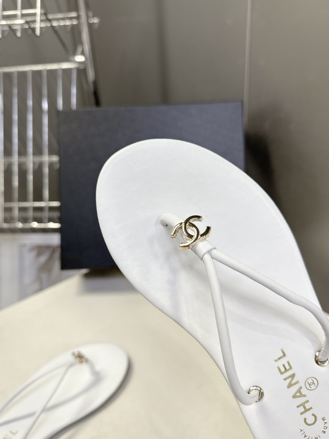 CHANEL香奈儿26s春夏最新款双C人字拖 超多明星时尚博主种草 融合了香奈儿的法式优雅与人字拖的休闲