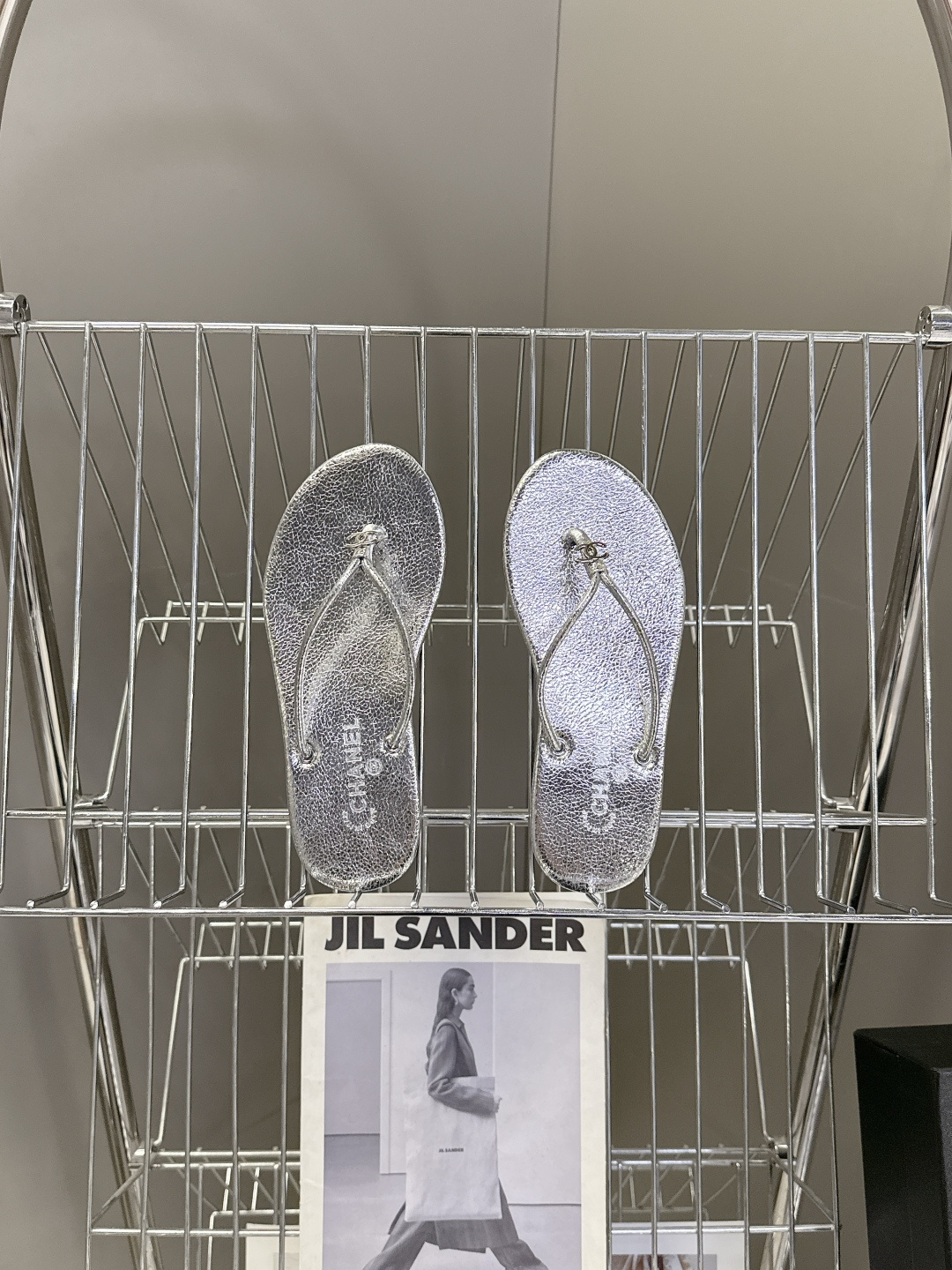 CHANEL香奈儿26s春夏最新款双C人字拖 超多明星时尚博主种草 融合了香奈儿的法式优雅与人字拖的休闲