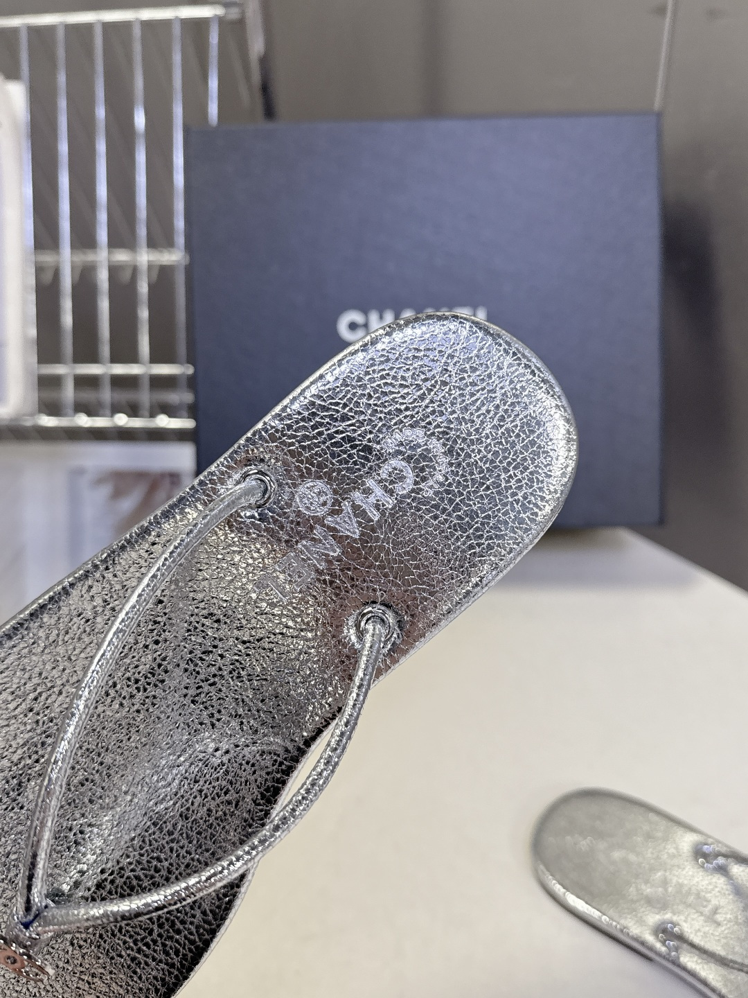 CHANEL香奈儿26s春夏最新款双C人字拖 超多明星时尚博主种草 融合了香奈儿的法式优雅与人字拖的休闲