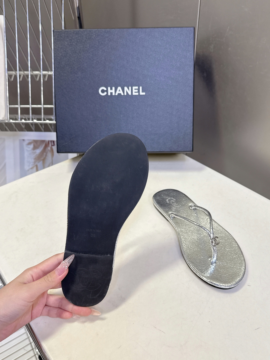 CHANEL香奈儿26s春夏最新款双C人字拖 超多明星时尚博主种草 融合了香奈儿的法式优雅与人字拖的休闲