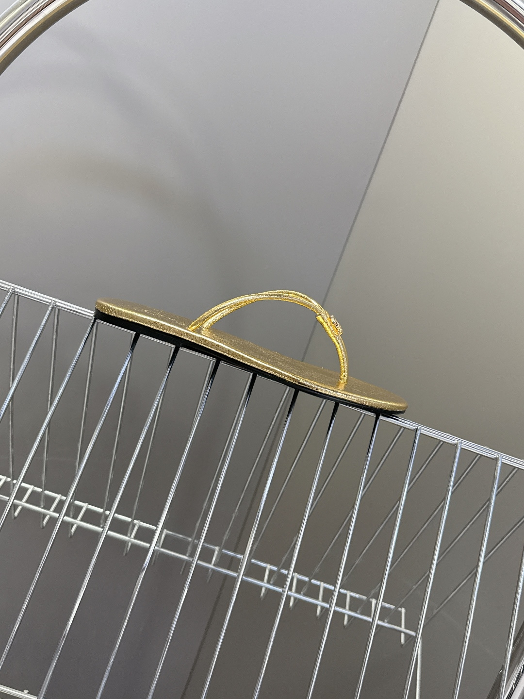 CHANEL香奈儿26s春夏最新款双C人字拖 超多明星时尚博主种草 融合了香奈儿的法式优雅与人字拖的休闲