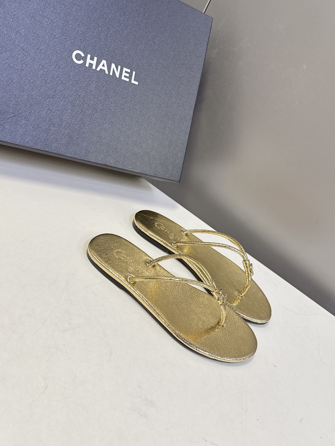 CHANEL香奈儿26s春夏最新款双C人字拖 超多明星时尚博主种草 融合了香奈儿的法式优雅与人字拖的休闲