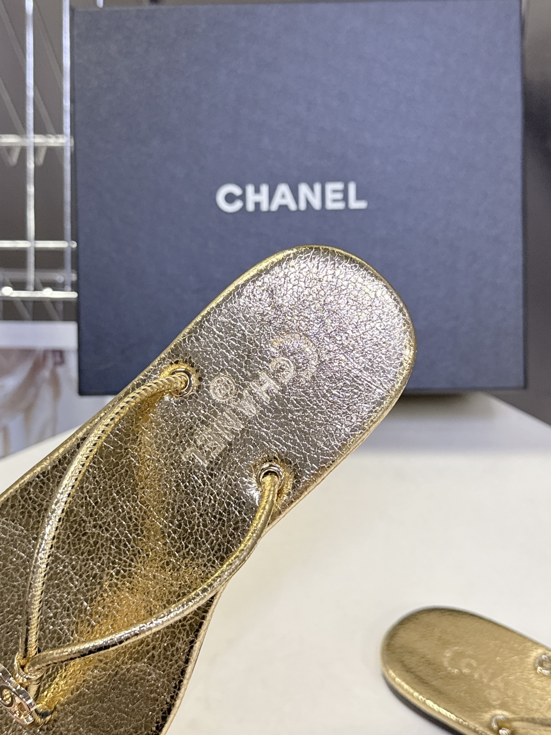 CHANEL香奈儿26s春夏最新款双C人字拖 超多明星时尚博主种草 融合了香奈儿的法式优雅与人字拖的休闲