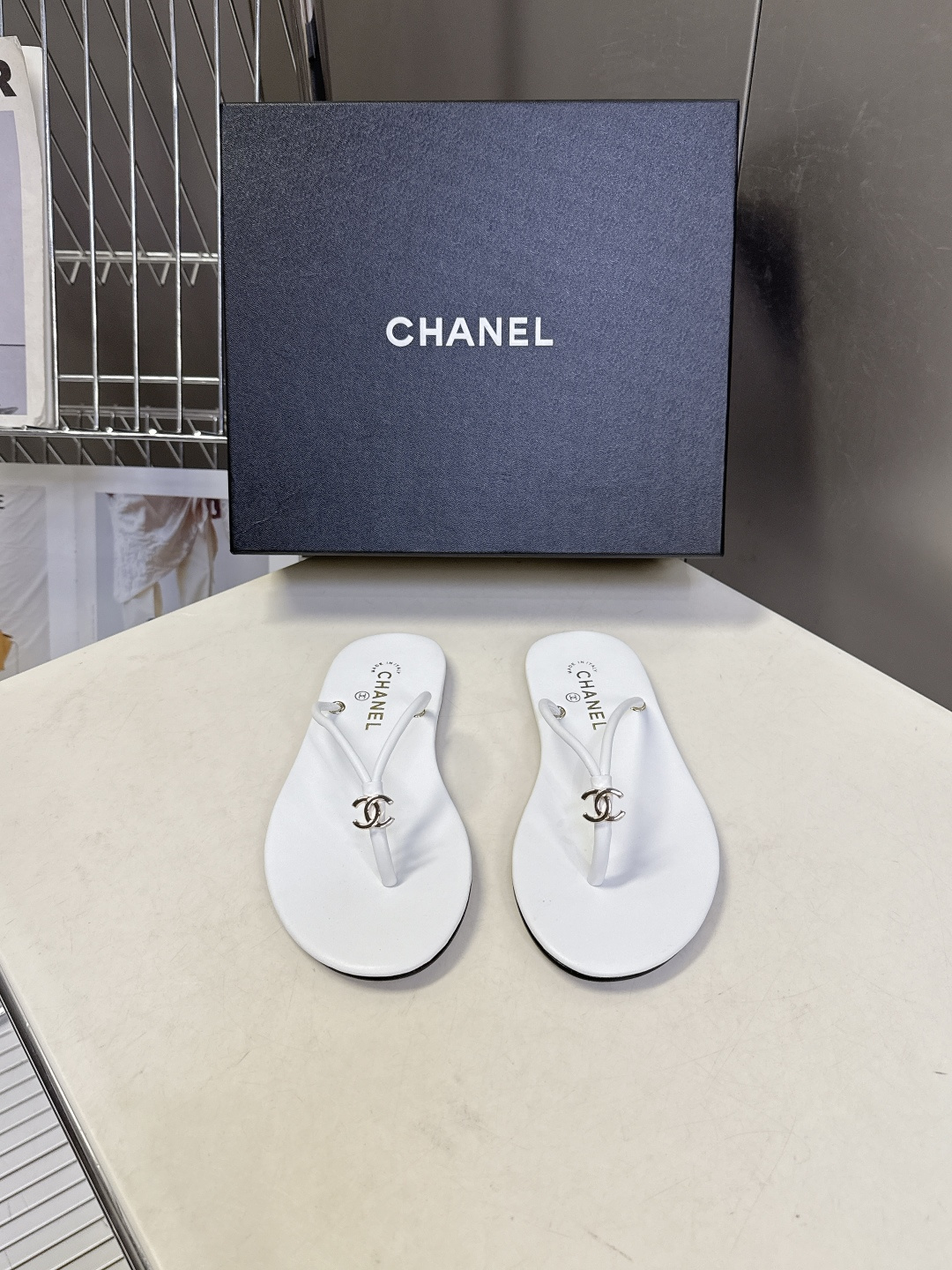 CHANEL香奈儿26s春夏最新款双C人字拖 超多明星时尚博主种草 融合了香奈儿的法式优雅与人字拖的休闲