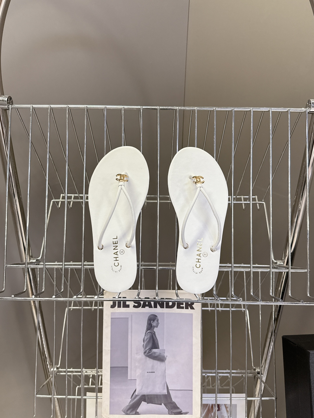 CHANEL香奈儿26s春夏最新款双C人字拖 超多明星时尚博主种草 融合了香奈儿的法式优雅与人字拖的休闲