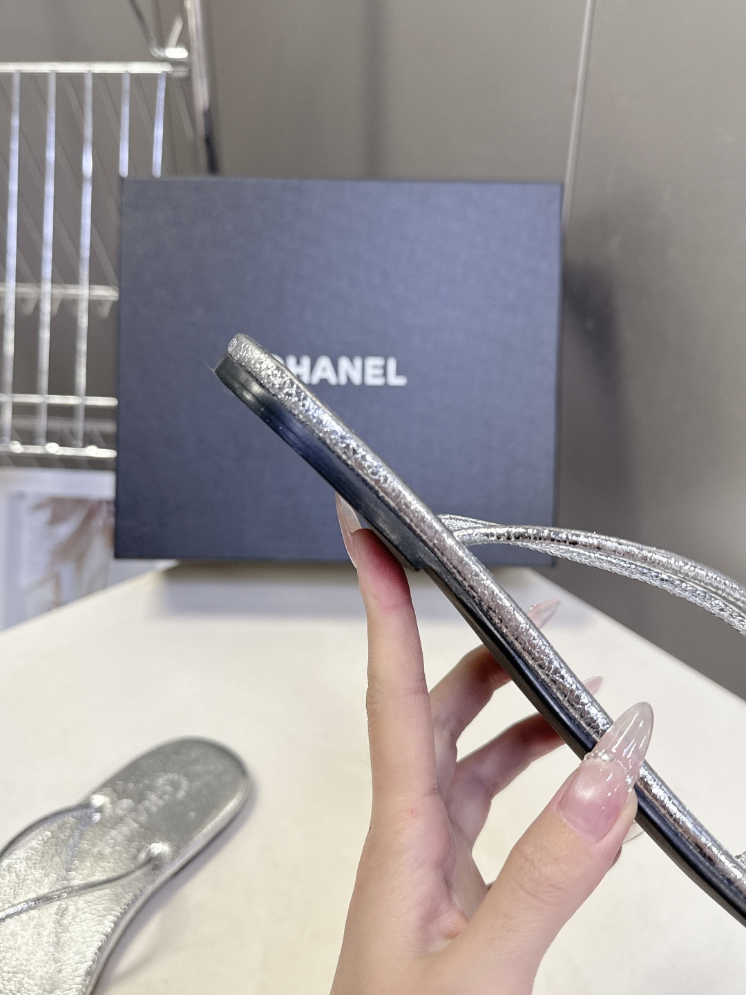 CHANEL香奈儿26s春夏最新款双C人字拖 超多明星时尚博主种草 融合了香奈儿的法式优雅与人字拖的休闲