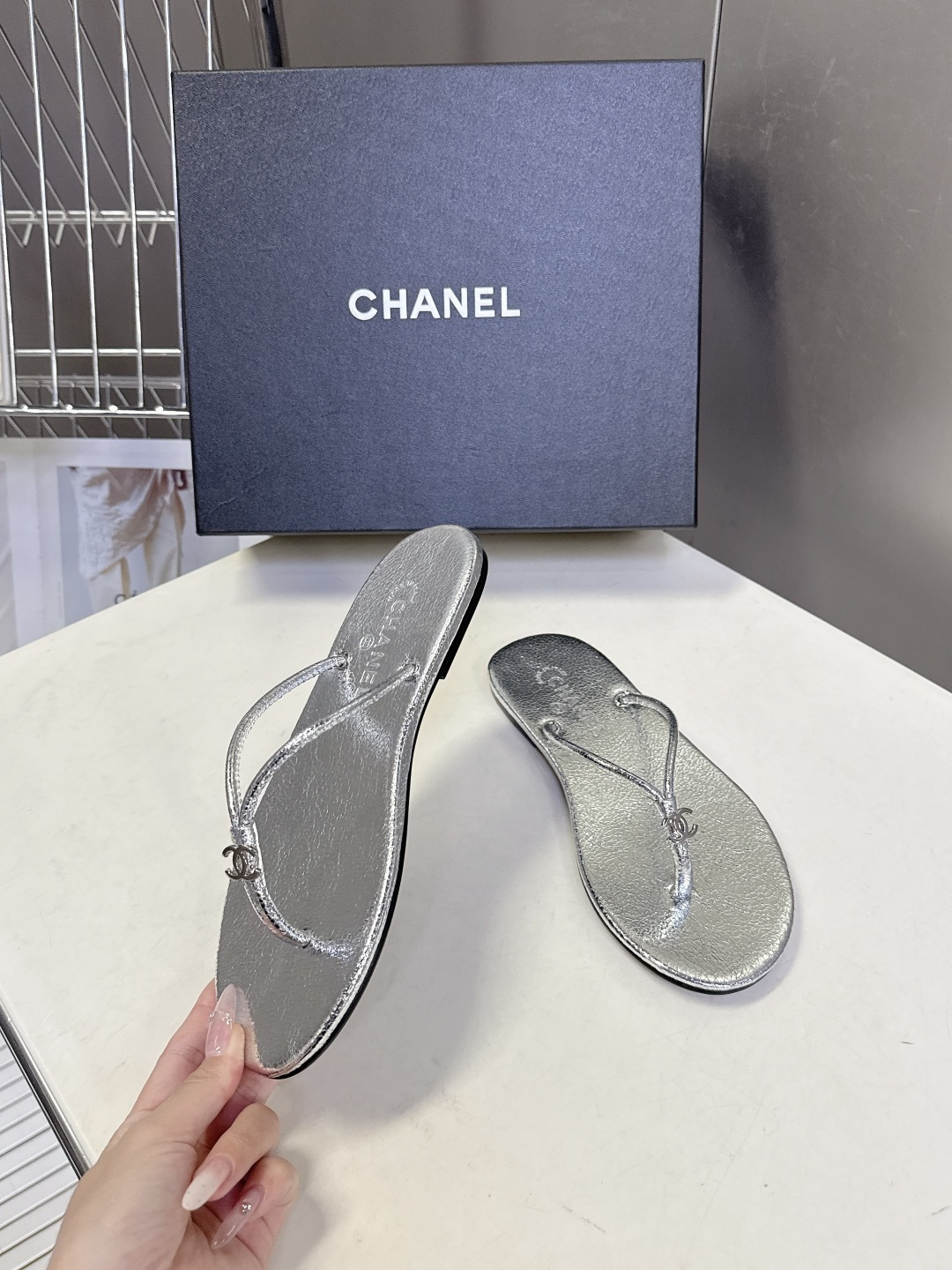 CHANEL香奈儿26s春夏最新款双C人字拖 超多明星时尚博主种草 融合了香奈儿的法式优雅与人字拖的休闲