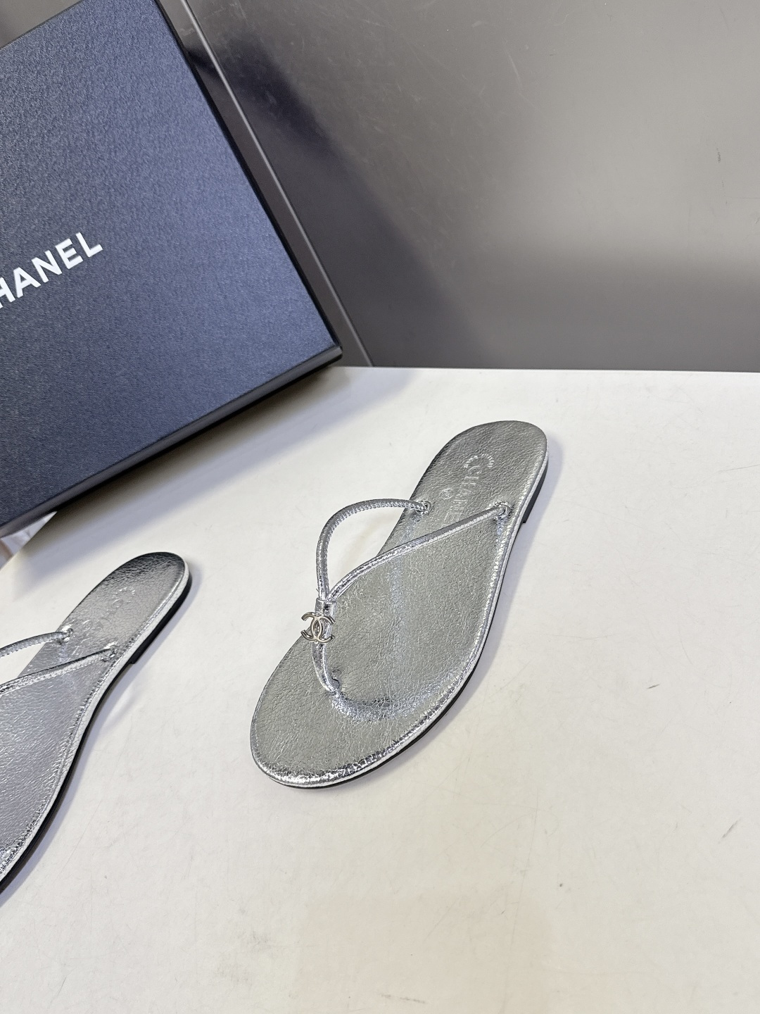 CHANEL香奈儿26s春夏最新款双C人字拖 超多明星时尚博主种草 融合了香奈儿的法式优雅与人字拖的休闲