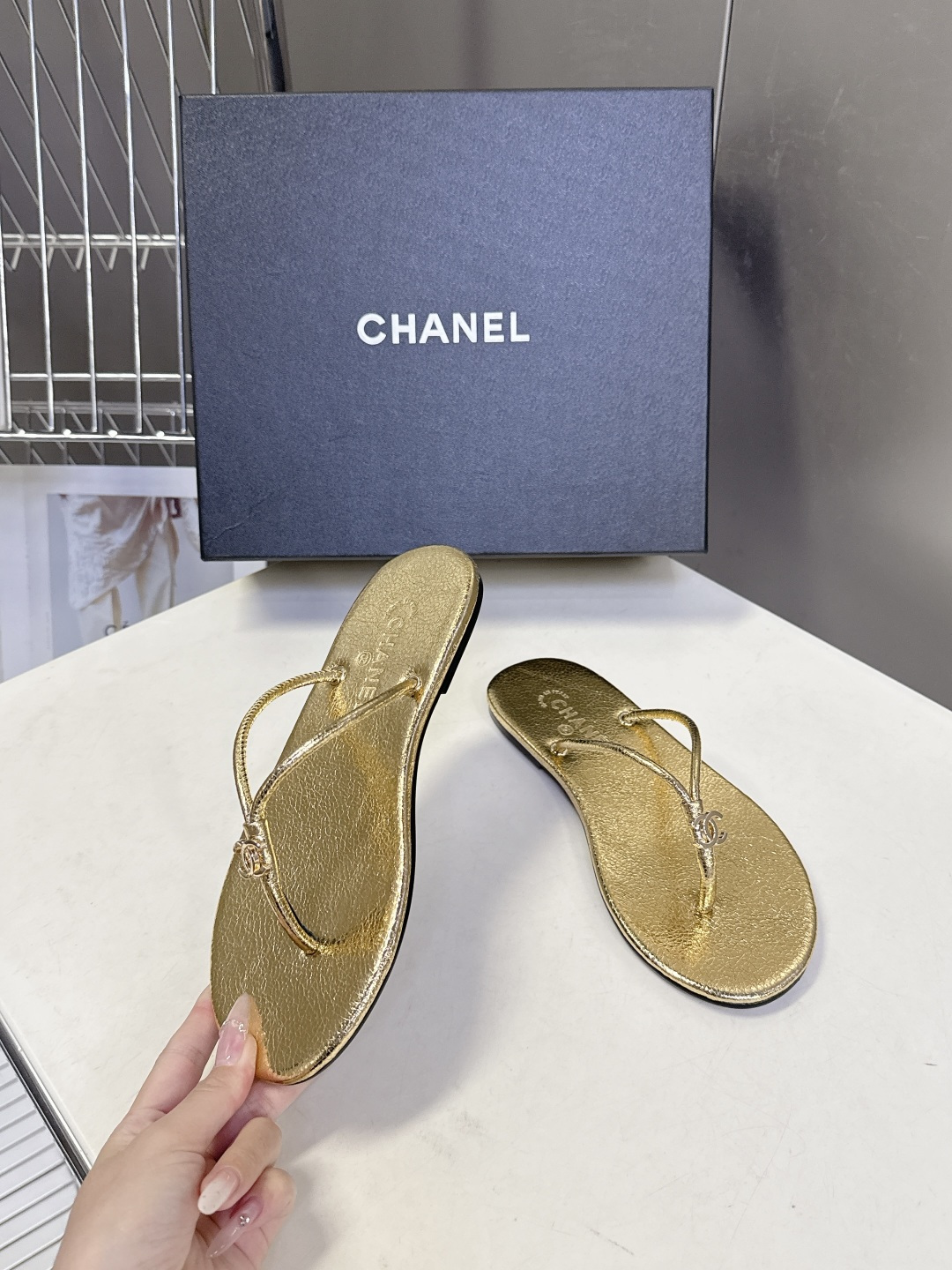 CHANEL香奈儿26s春夏最新款双C人字拖 超多明星时尚博主种草 融合了香奈儿的法式优雅与人字拖的休闲