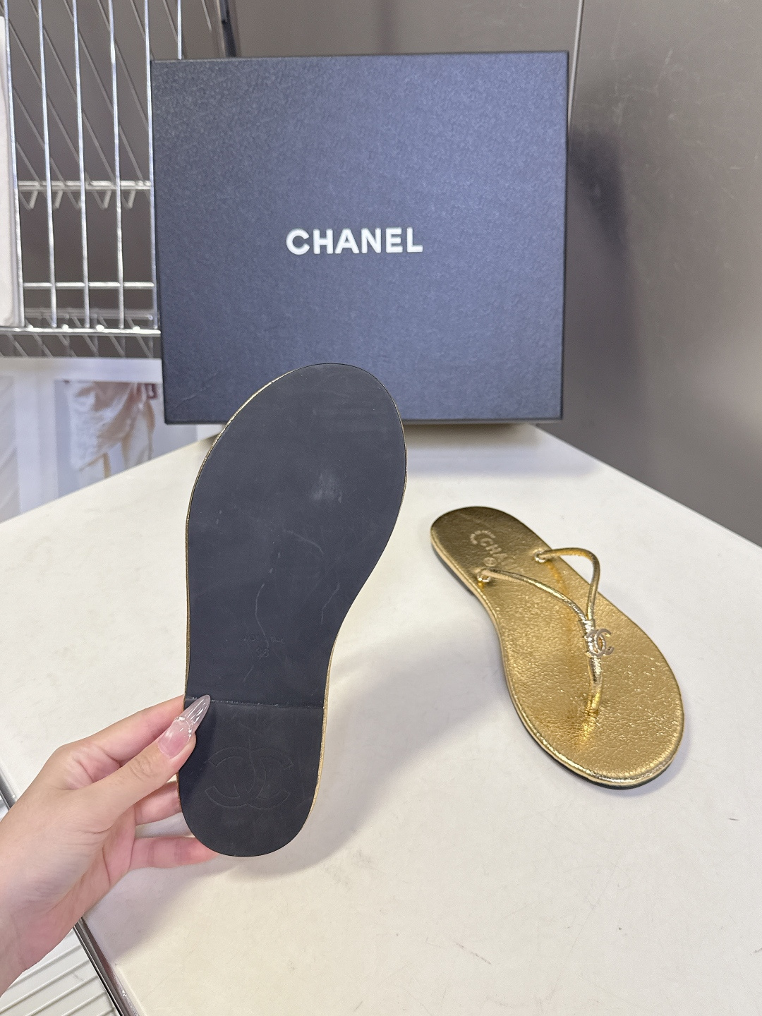 CHANEL香奈儿26s春夏最新款双C人字拖 超多明星时尚博主种草 融合了香奈儿的法式优雅与人字拖的休闲