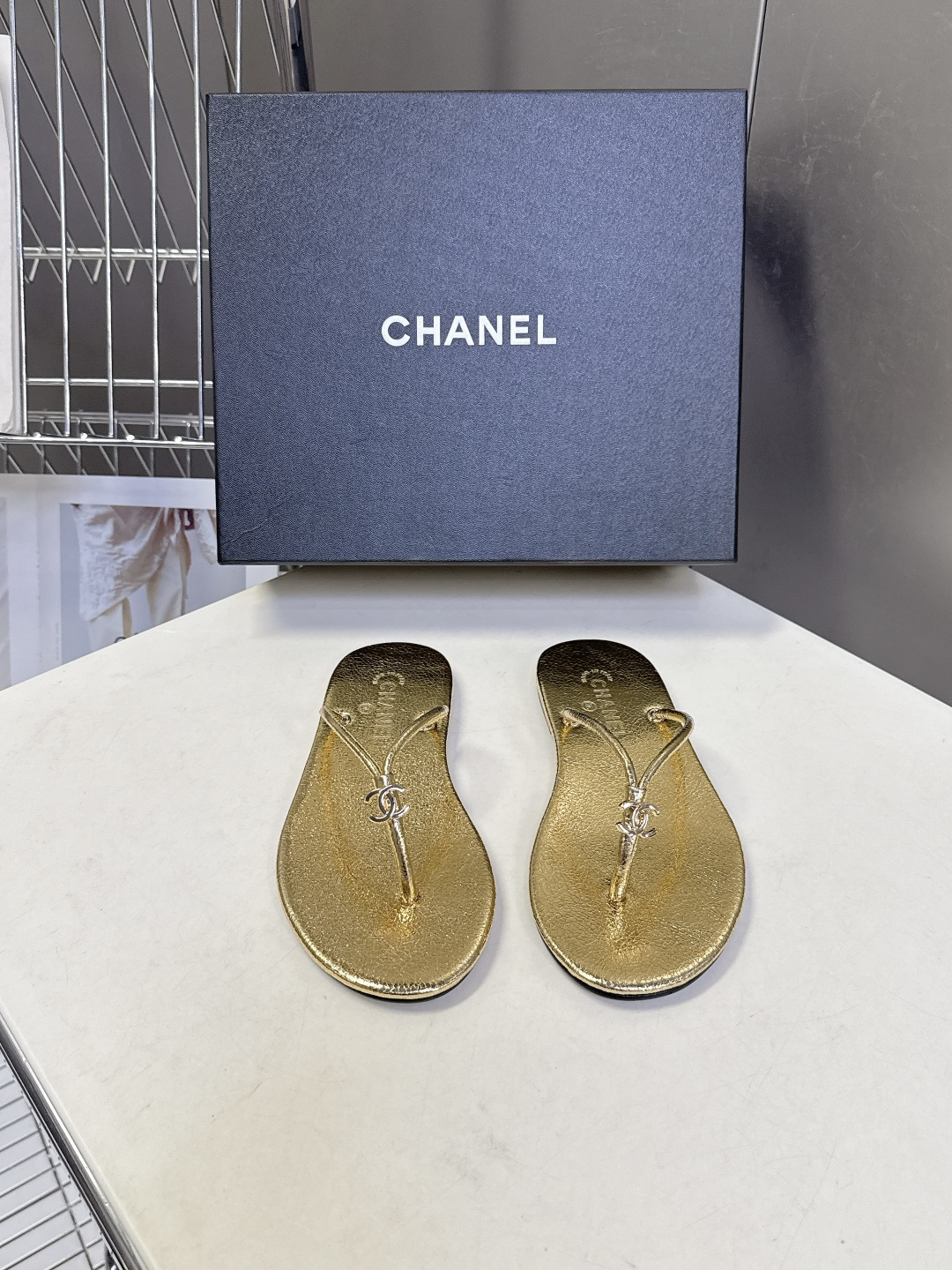 CHANEL香奈儿26s春夏最新款双C人字拖 超多明星时尚博主种草 融合了香奈儿的法式优雅与人字拖的休闲
