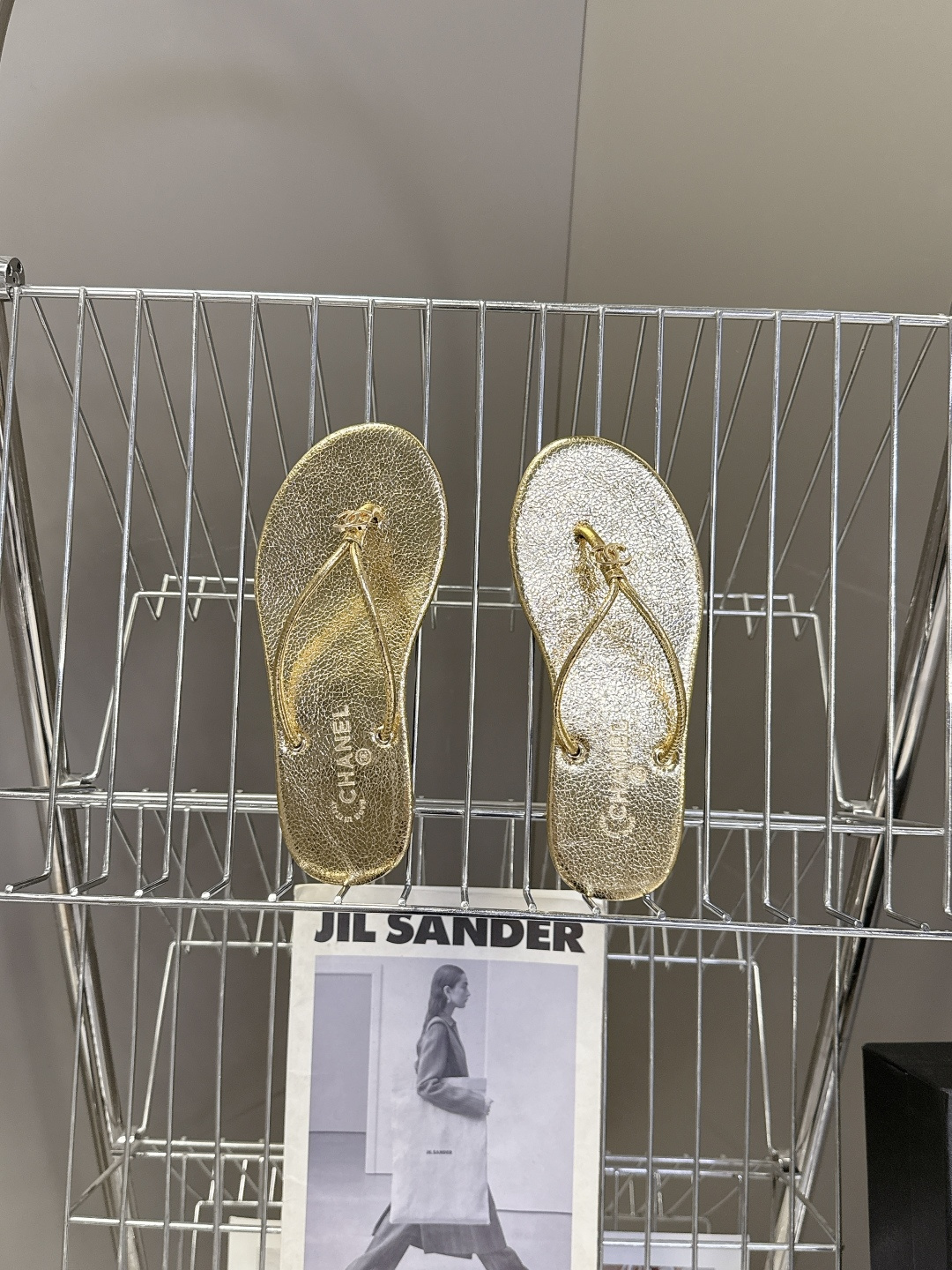 CHANEL香奈儿26s春夏最新款双C人字拖 超多明星时尚博主种草 融合了香奈儿的法式优雅与人字拖的休闲