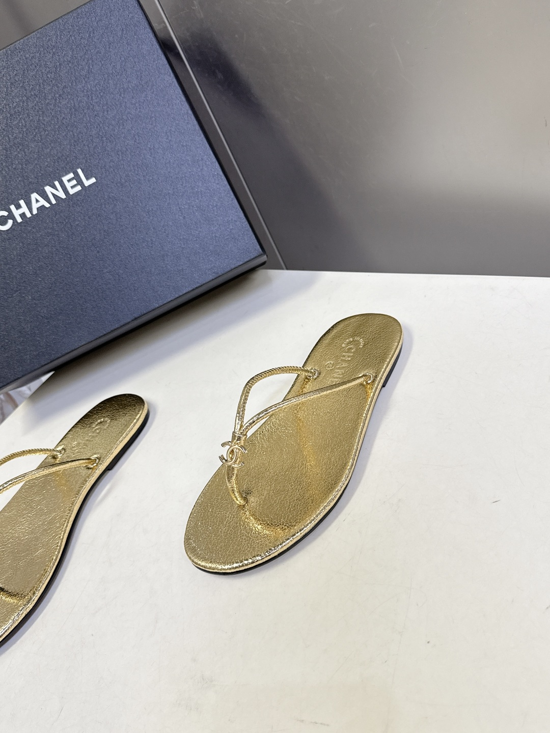 CHANEL香奈儿26s春夏最新款双C人字拖 超多明星时尚博主种草 融合了香奈儿的法式优雅与人字拖的休闲