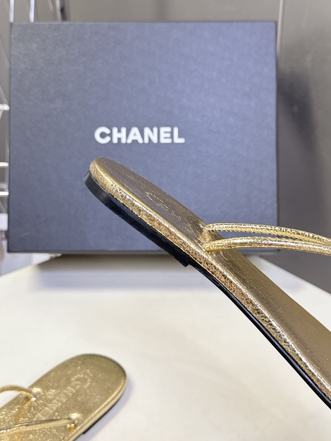 CHANEL香奈儿26s春夏最新款双C人字拖 超多明星时尚博主种草 融合了香奈儿的法式优雅与人字拖的休闲