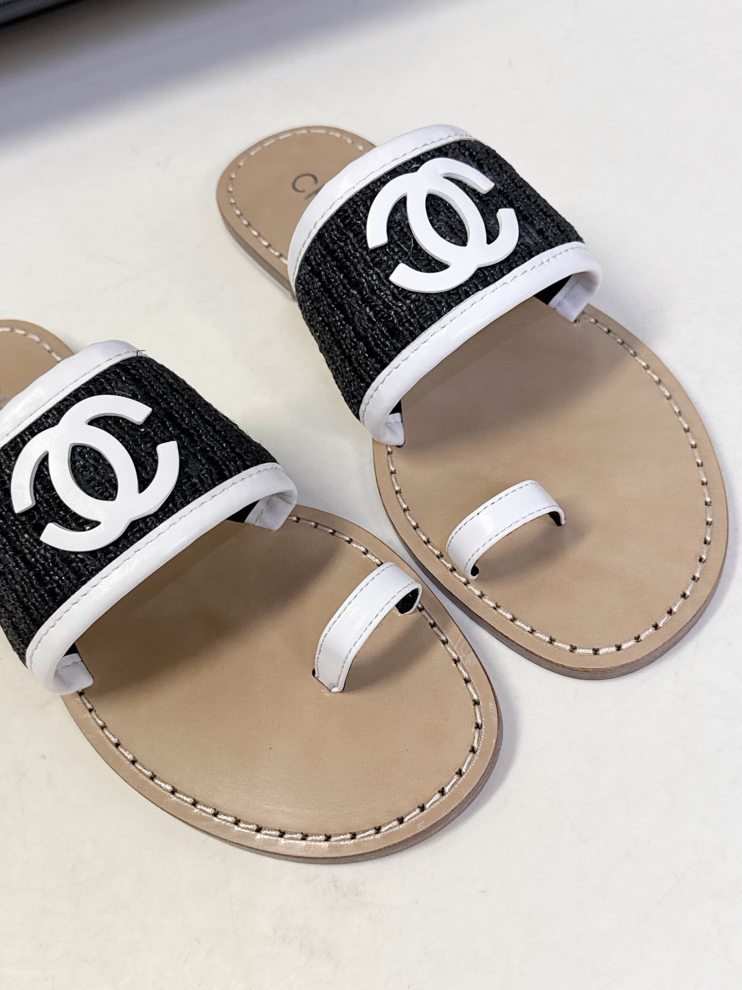 CHANEL香奈儿2026春夏最新款双C拖鞋 超多明星时尚博主种草 夏天必备 大爆款‼️已经被它的美貌折