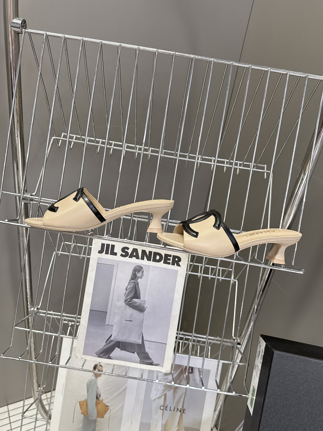 CHANEL香奈儿春夏最新款双C标识小猫跟凉拖超多明星网红种草 鞋面以品牌经典的互锁双C为核心装饰，采用