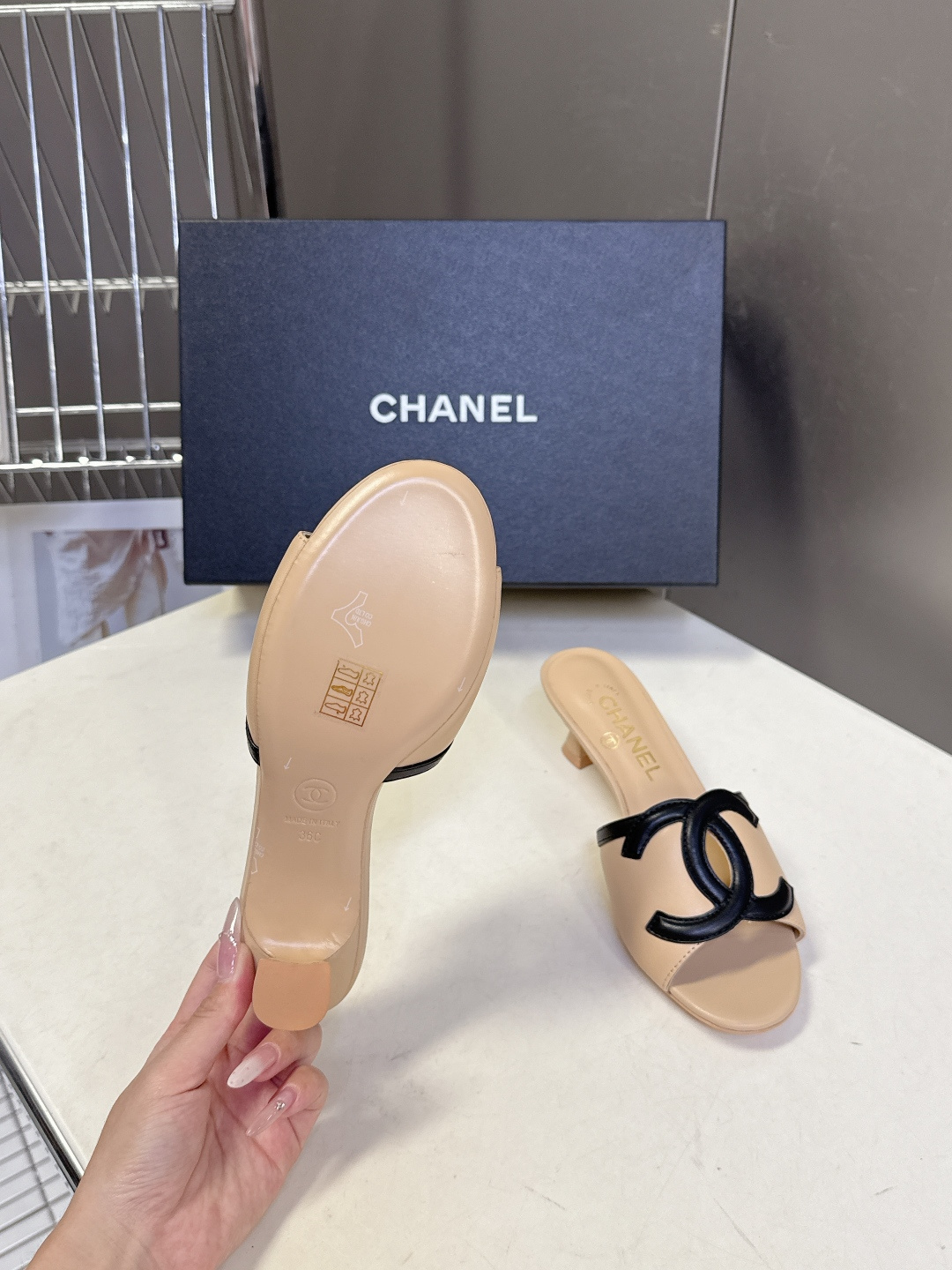 CHANEL香奈儿春夏最新款双C标识小猫跟凉拖超多明星网红种草 鞋面以品牌经典的互锁双C为核心装饰，采用