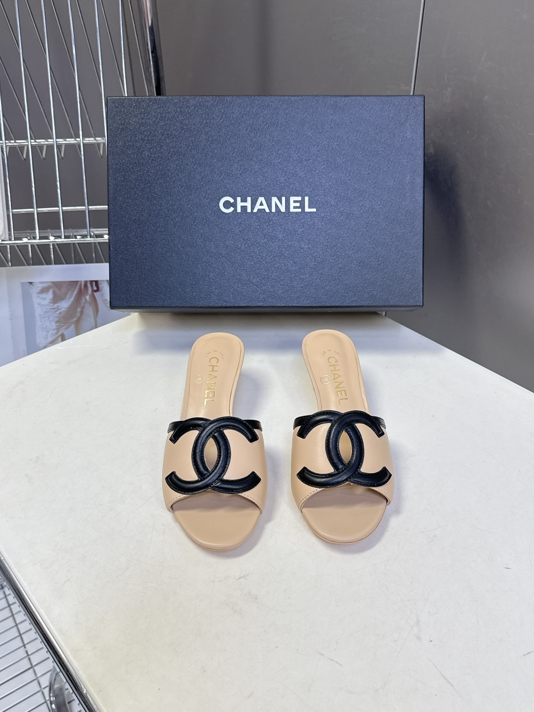 CHANEL香奈儿春夏最新款双C标识小猫跟凉拖超多明星网红种草 鞋面以品牌经典的互锁双C为核心装饰，采用